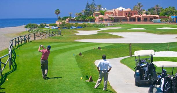 Beach and golfside apartment in Guadalmina