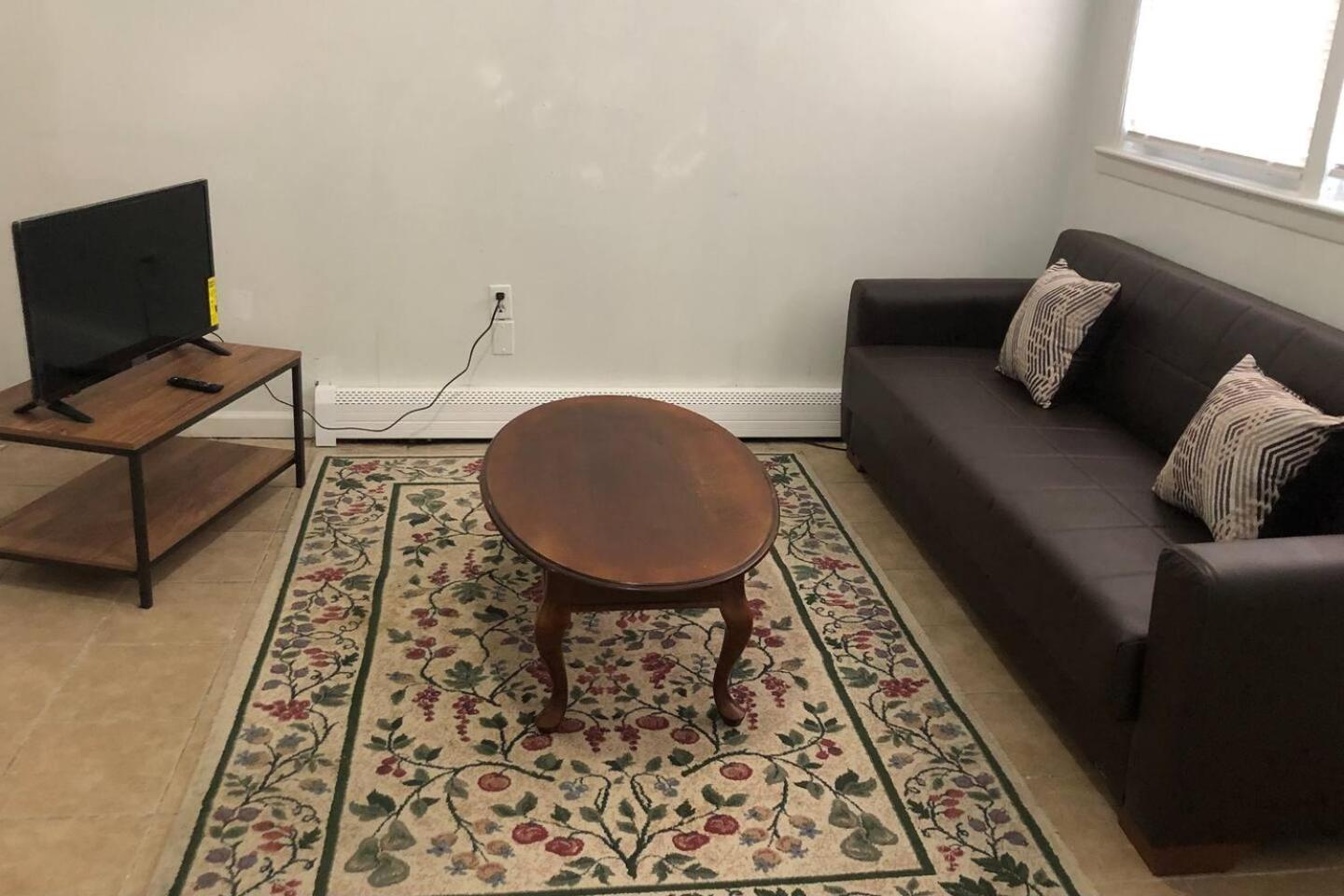 Private 3 bedroom and 1 bathroom house, direct NYC Manhattan train a 15 minute walk away, MetLife Stadium FIFA World Cup 35 minutes away