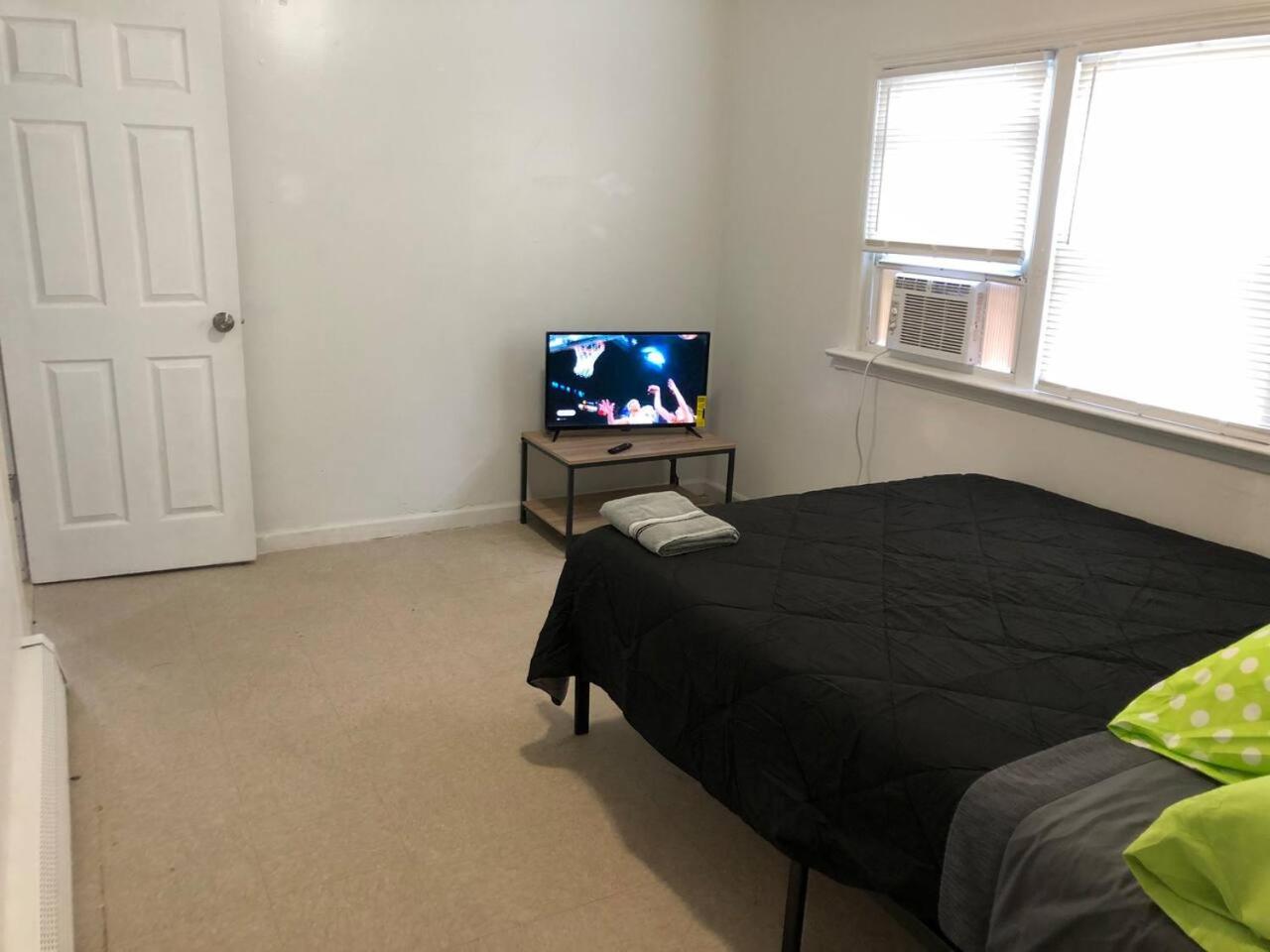 Private 3 bedroom and 1 bathroom house, direct NYC Manhattan train a 15 minute walk away, MetLife Stadium FIFA World Cup 35 minutes away
