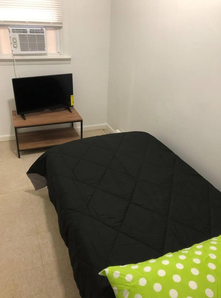 Private 3 bedroom and 1 bathroom house, direct NYC Manhattan train a 15 minute walk away, MetLife Stadium FIFA World Cup 35 minutes away