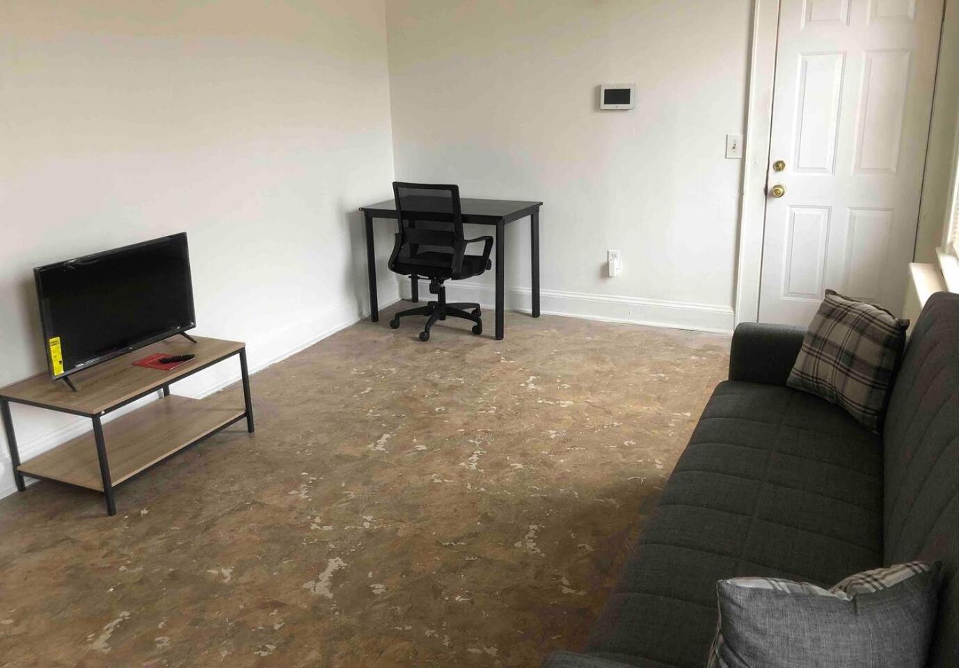 Spacious and bright 2-bedroom apartment with 1-bathroom and private street entrance, MetLife Stadium FIFA World Cup 25 minutes away