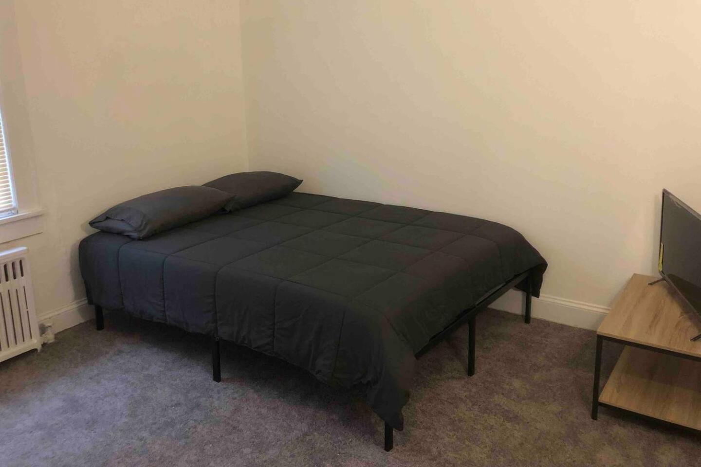 Spacious and bright 2-bedroom apartment with 1-bathroom and private street entrance, MetLife Stadium FIFA World Cup 25 minutes away