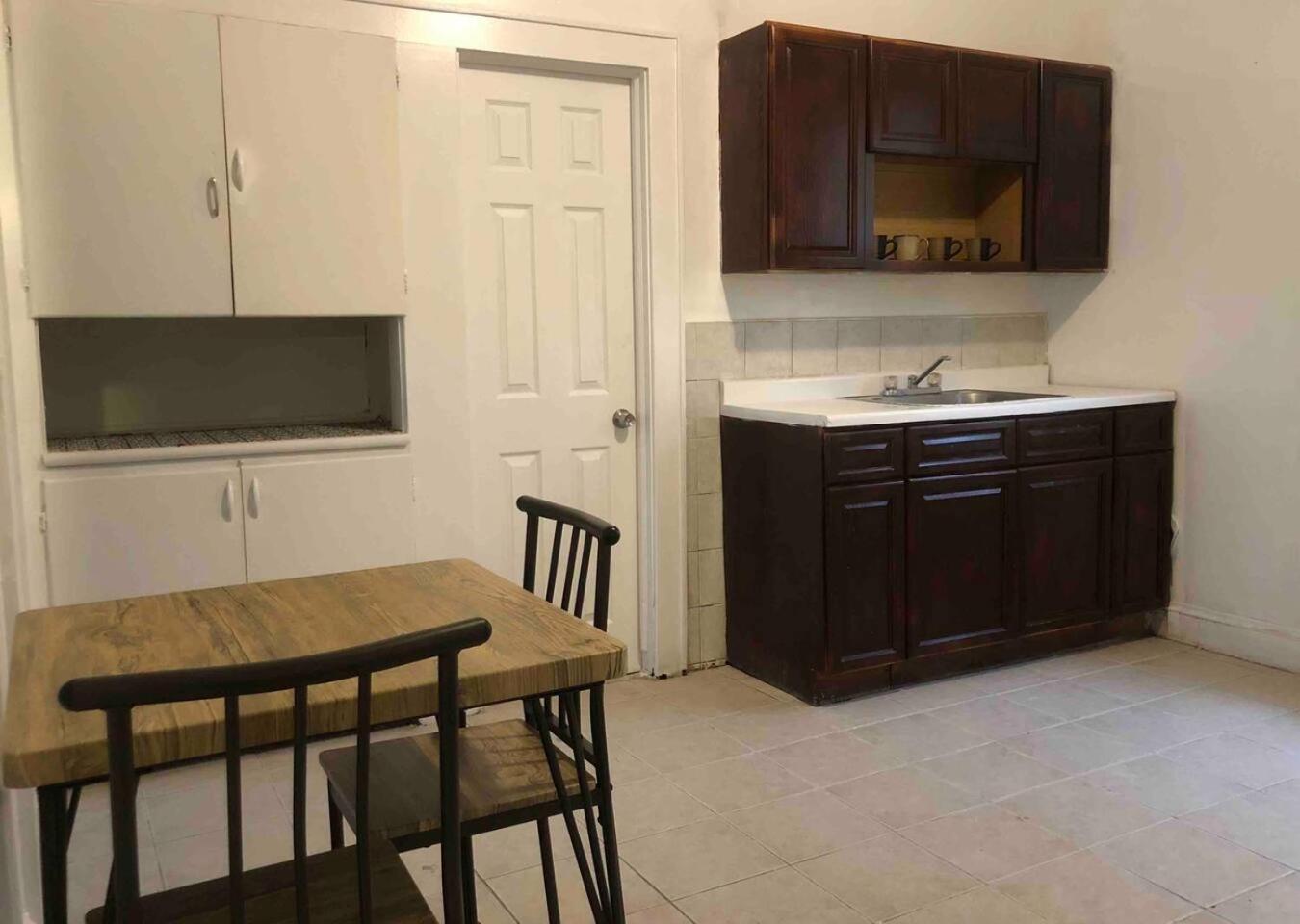 Spacious and bright 2-bedroom apartment with 1-bathroom and private street entrance, MetLife Stadium FIFA World Cup 25 minutes away