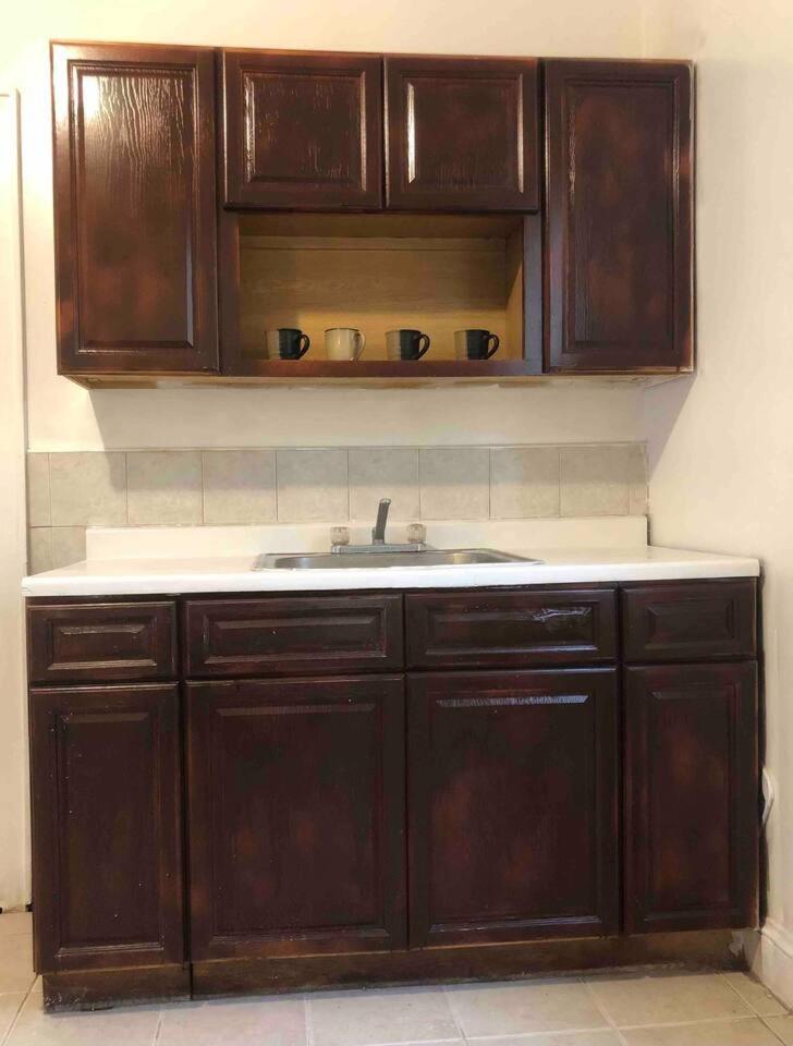 Spacious and bright 2-bedroom apartment with 1-bathroom and private street entrance, MetLife Stadium FIFA World Cup 25 minutes away