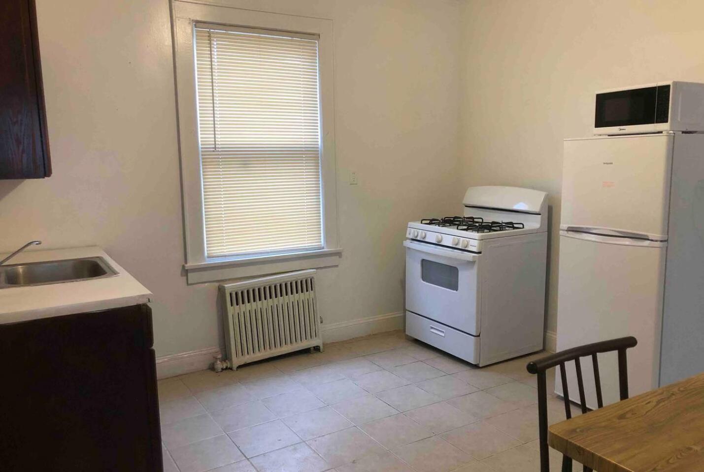 Spacious and bright 2-bedroom apartment with 1-bathroom and private street entrance, MetLife Stadium FIFA World Cup 25 minutes away