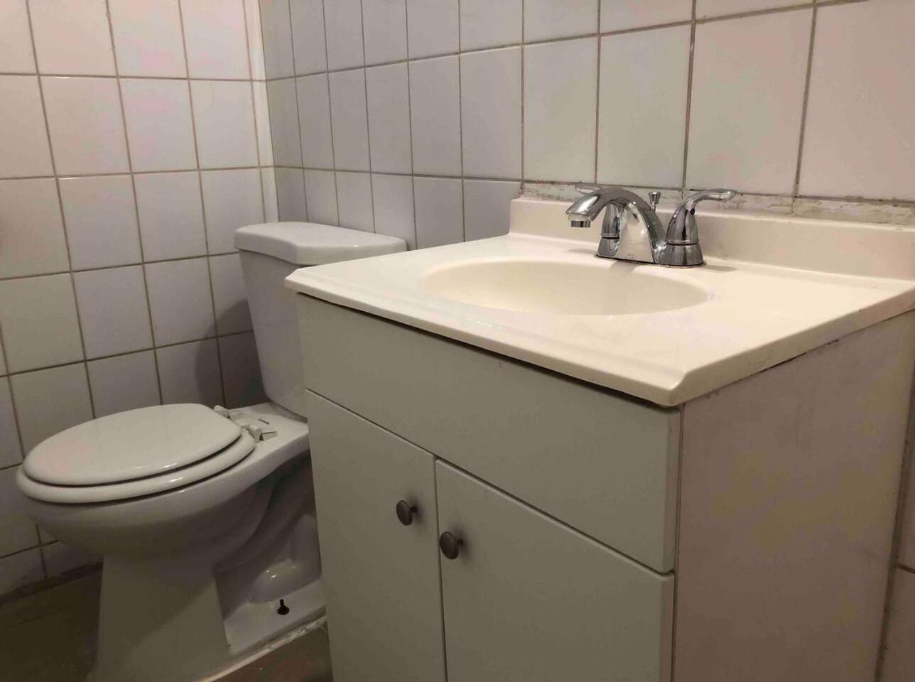 Spacious and bright 2-bedroom apartment with 1-bathroom and private street entrance, MetLife Stadium FIFA World Cup 25 minutes away