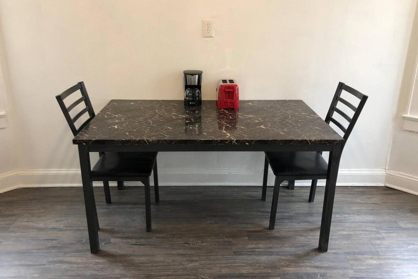 Spacious 2-bedroom apartment with 1-bathroom and private street entrance, MetLife Stadium FIFA World Cup 25 minutes away