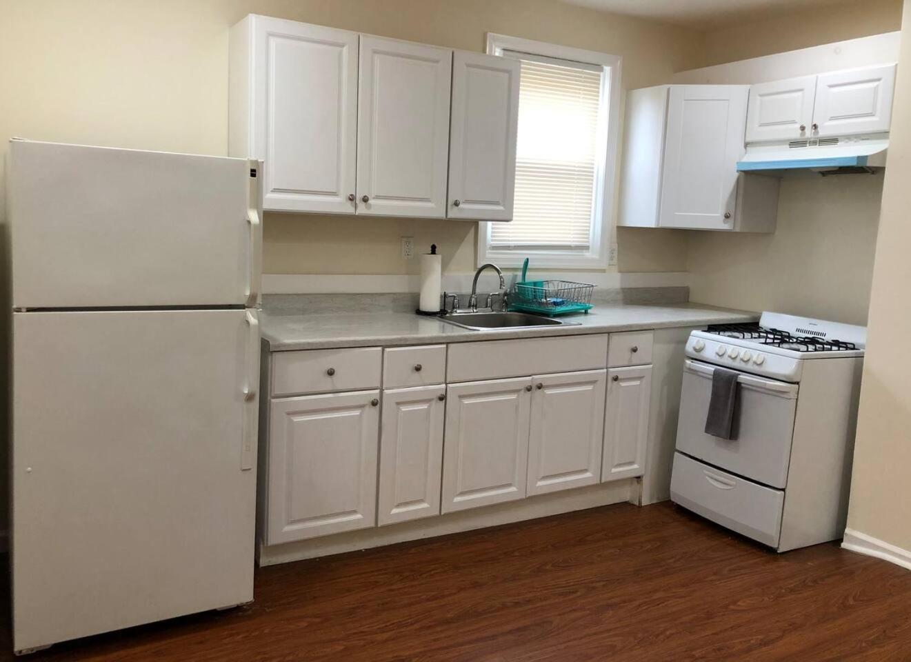Large and private 3 bedroom and 1 bathroom apartment near Newark International Airport EWR and New York City, MetLife Stadium FIFA World Cup 20 minutes awa