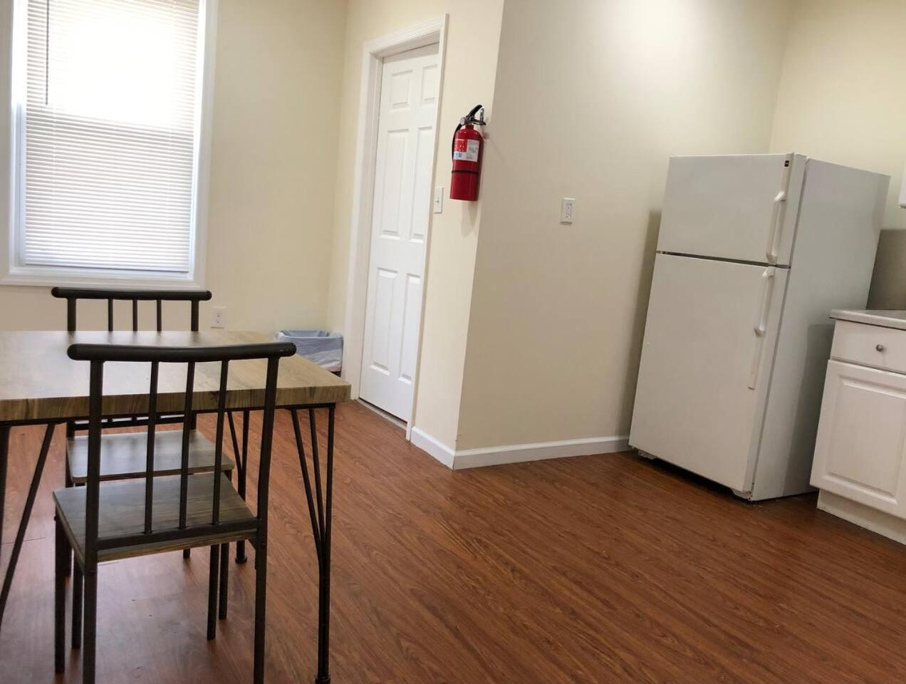 Large and private 3 bedroom and 1 bathroom apartment near Newark International Airport EWR and New York City, MetLife Stadium FIFA World Cup 20 minutes awa