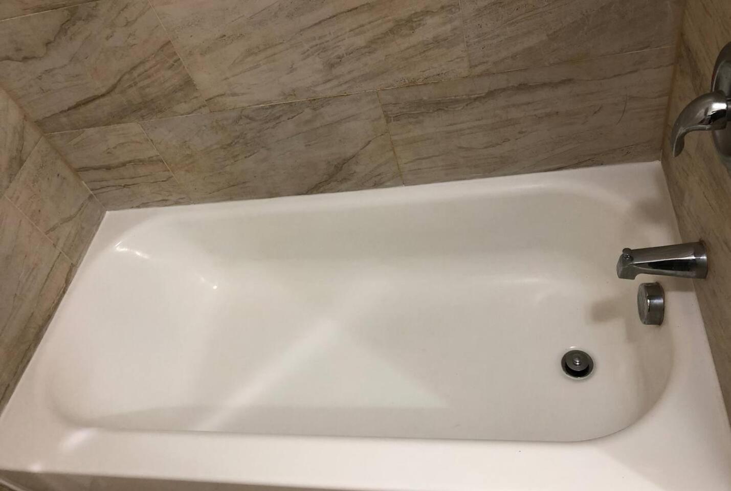 Large and private 3 bedroom and 1 bathroom apartment near Newark International Airport EWR and New York City, MetLife Stadium FIFA World Cup 20 minutes awa