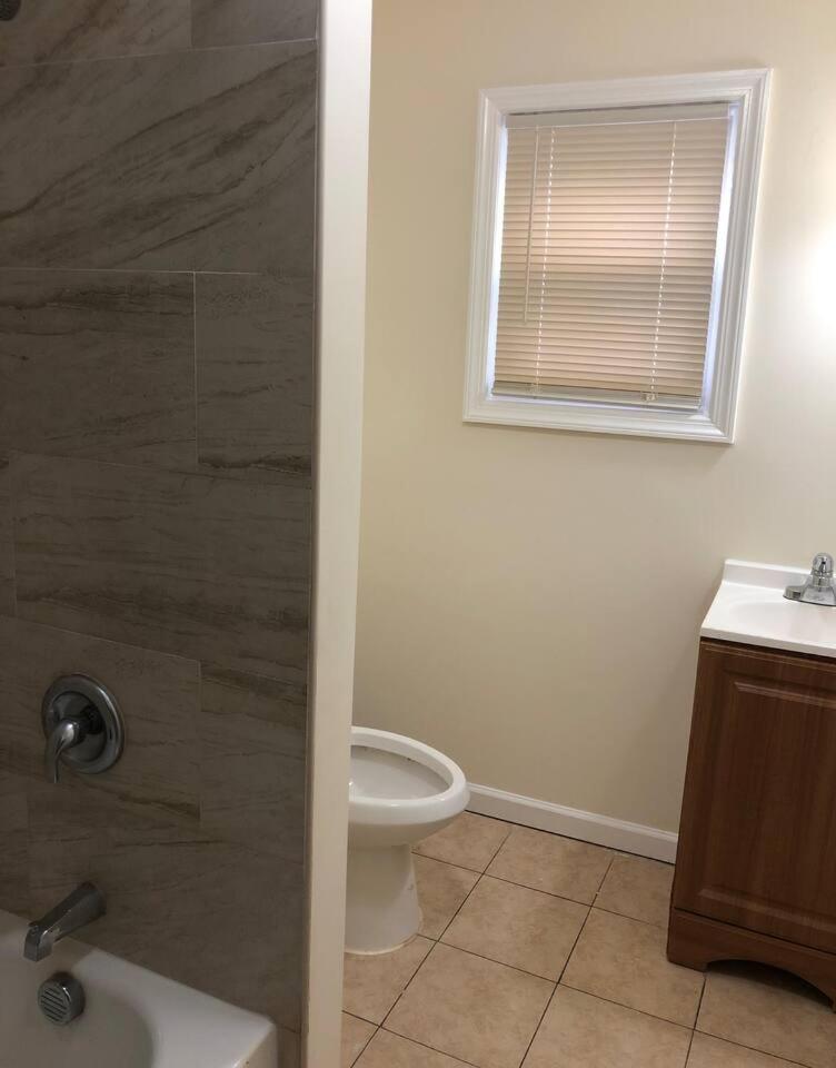 Large and private 3 bedroom and 1 bathroom apartment near Newark International Airport EWR and New York City, MetLife Stadium FIFA World Cup 20 minutes awa