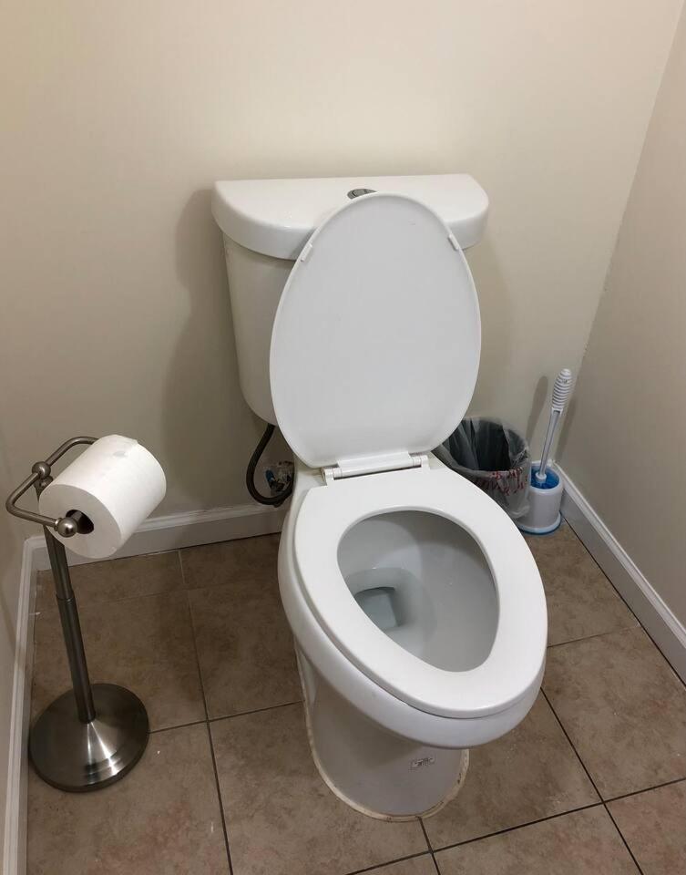 Large and private 3 bedroom and 1 bathroom apartment near Newark International Airport EWR and New York City, MetLife Stadium FIFA World Cup 20 minutes awa