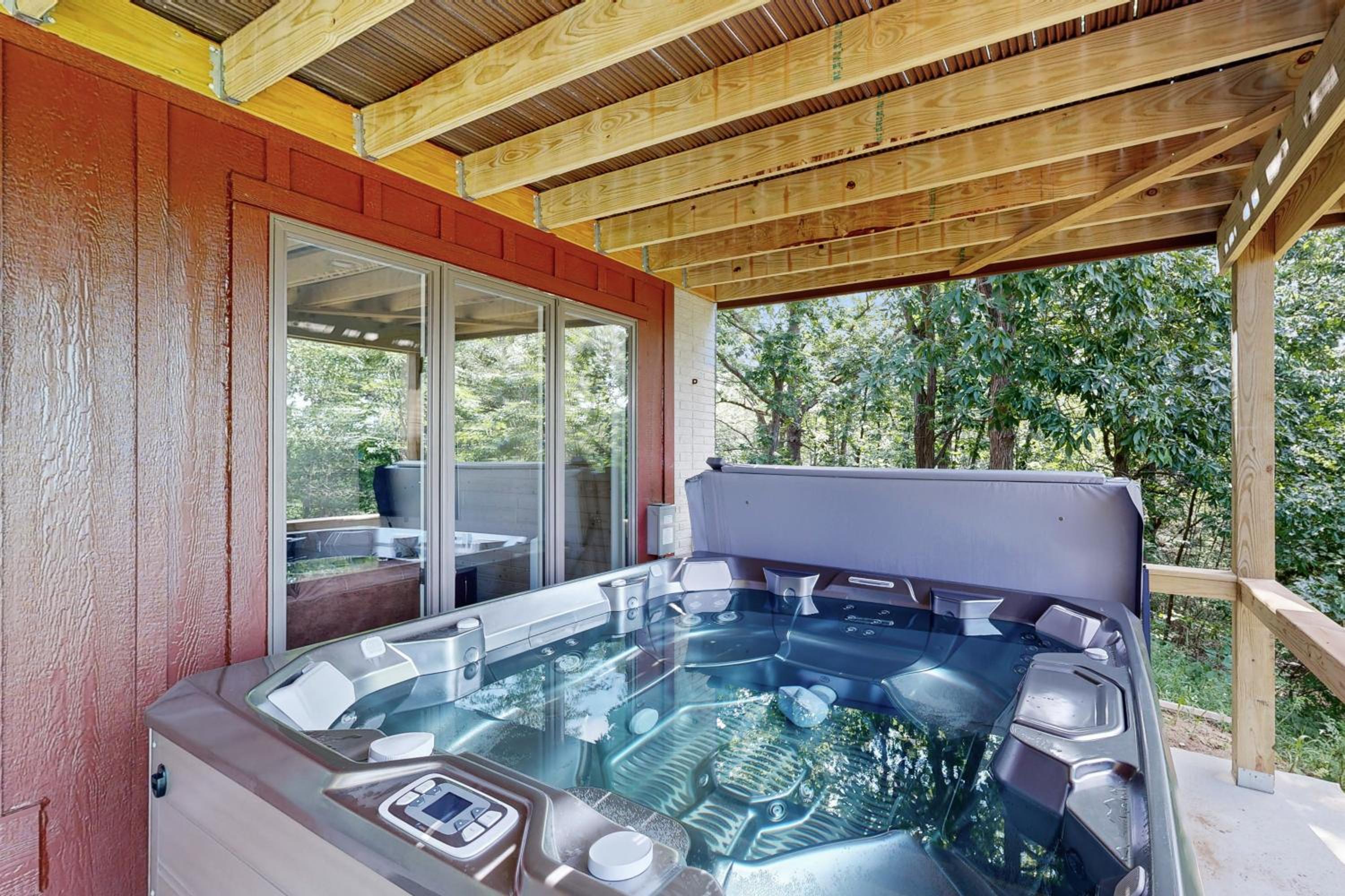 Hot Tub, River Views! Luxurious Wisconsin Retreat