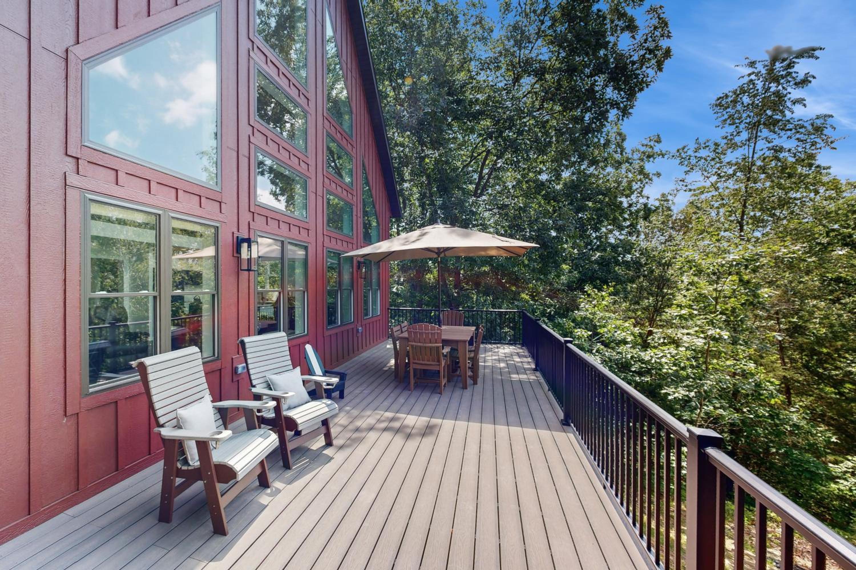 Hot Tub, River Views! Luxurious Wisconsin Retreat