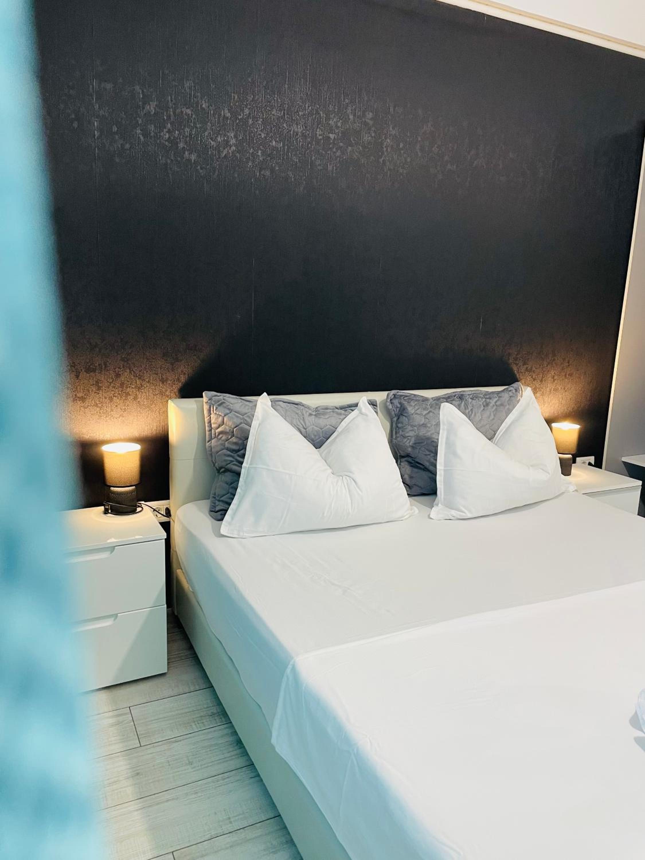 Amely Apartments Mamaia Nord by Building Stefan view 3