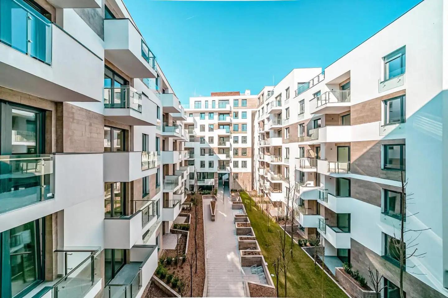 Elisabeth Residence White with parking view 3