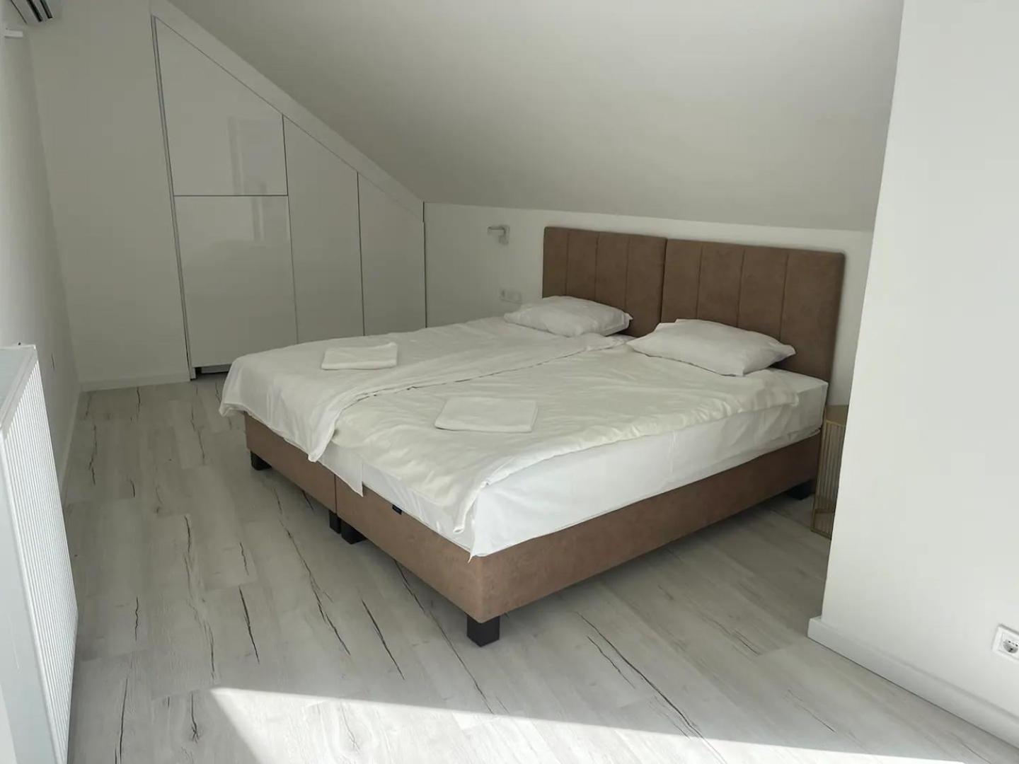 Elisabeth Residence White with parking view 4