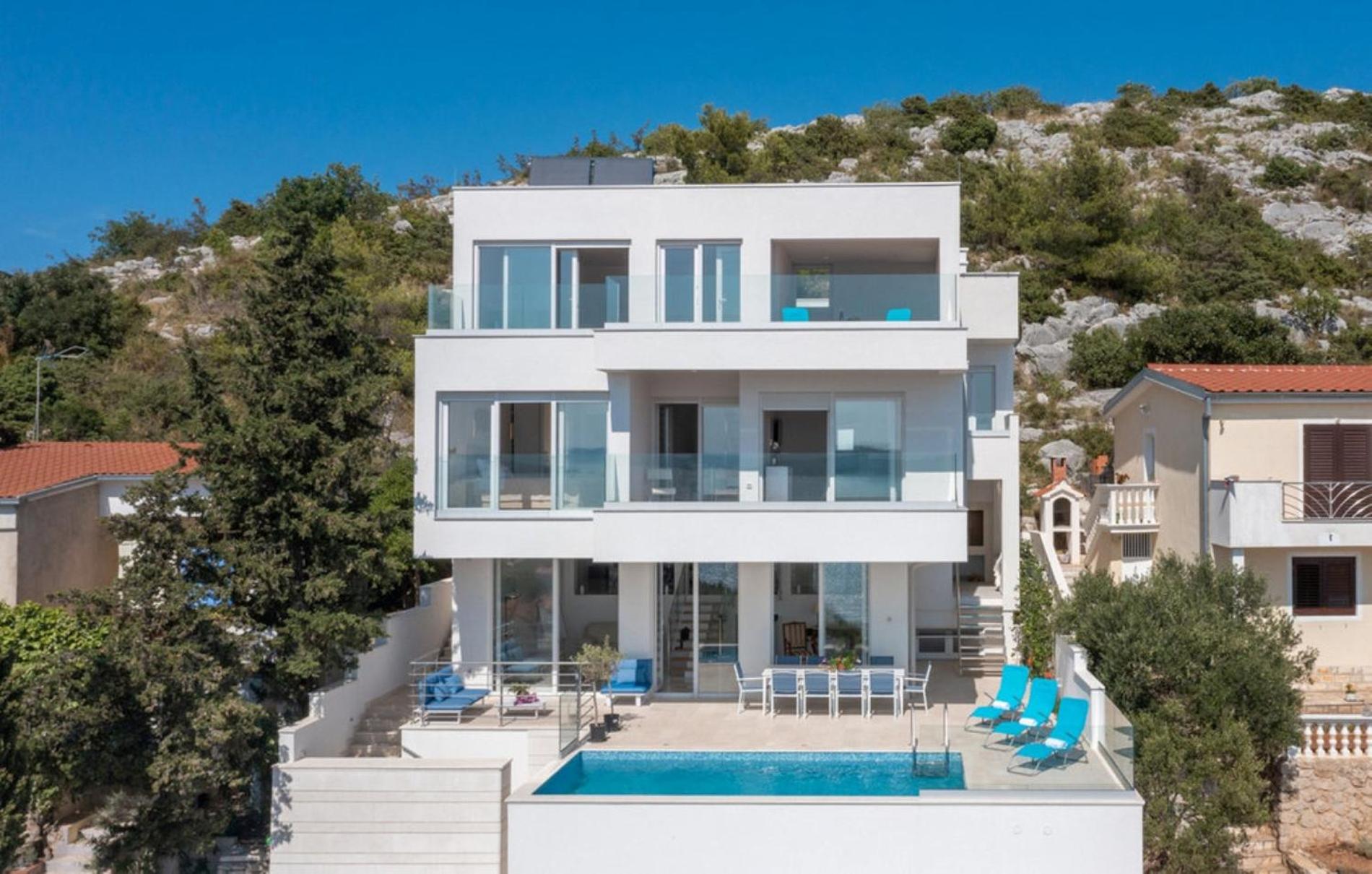 Luxury villa Fleur with pool view 5