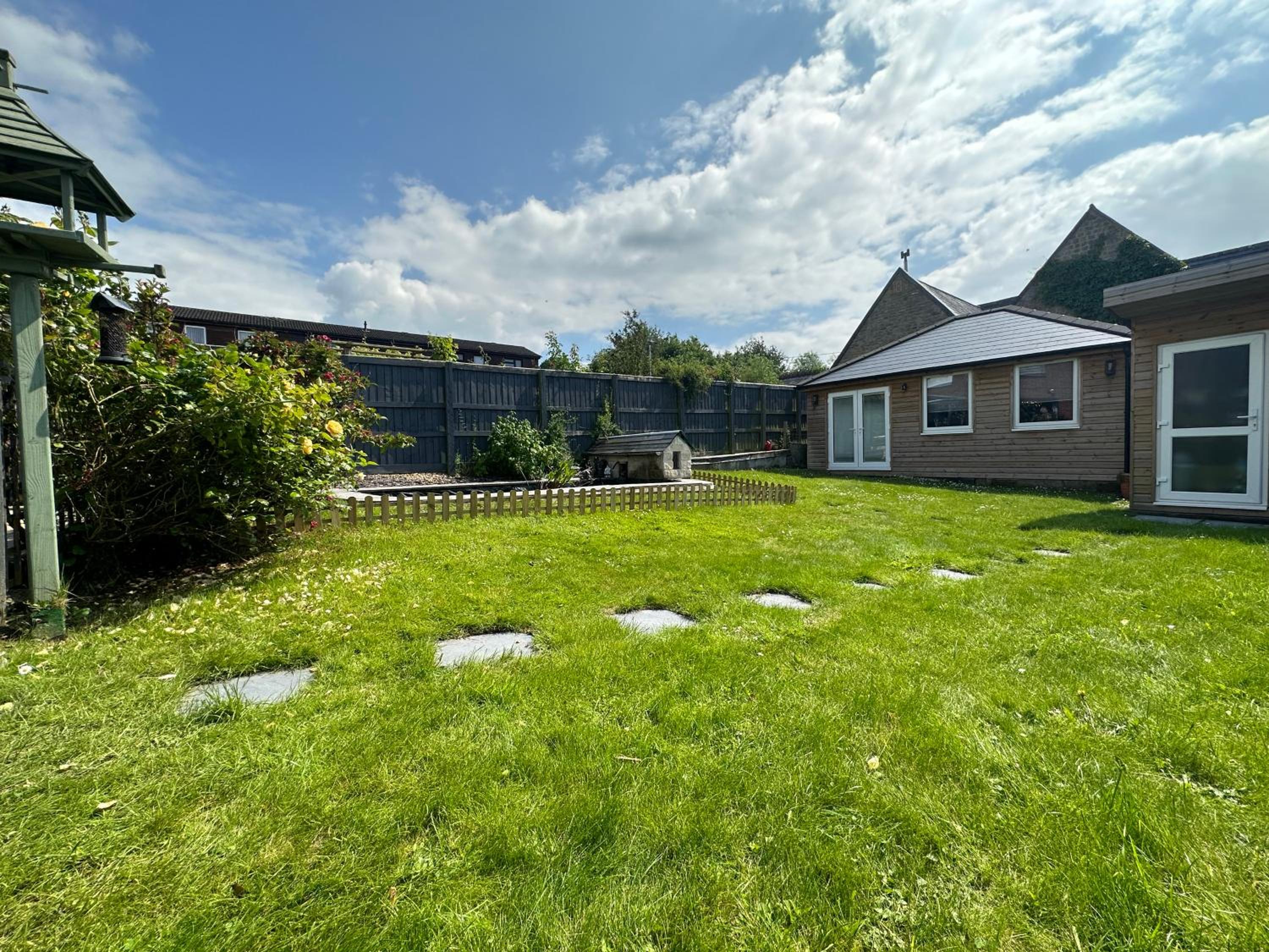 Modern 2 Bedroom House Spacious Large Garden view 3