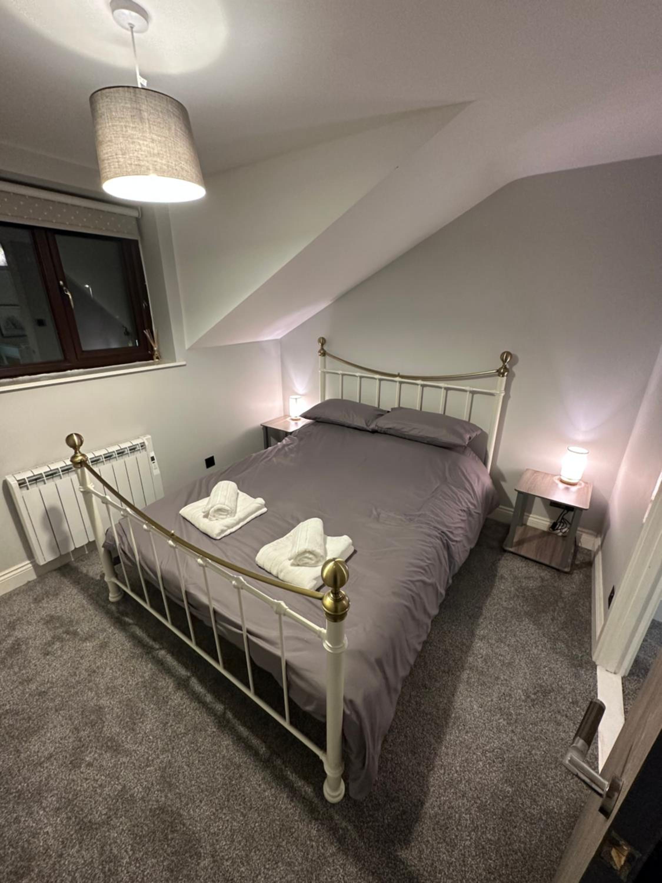 Modern 2 Bedroom House Spacious Large Garden view 2