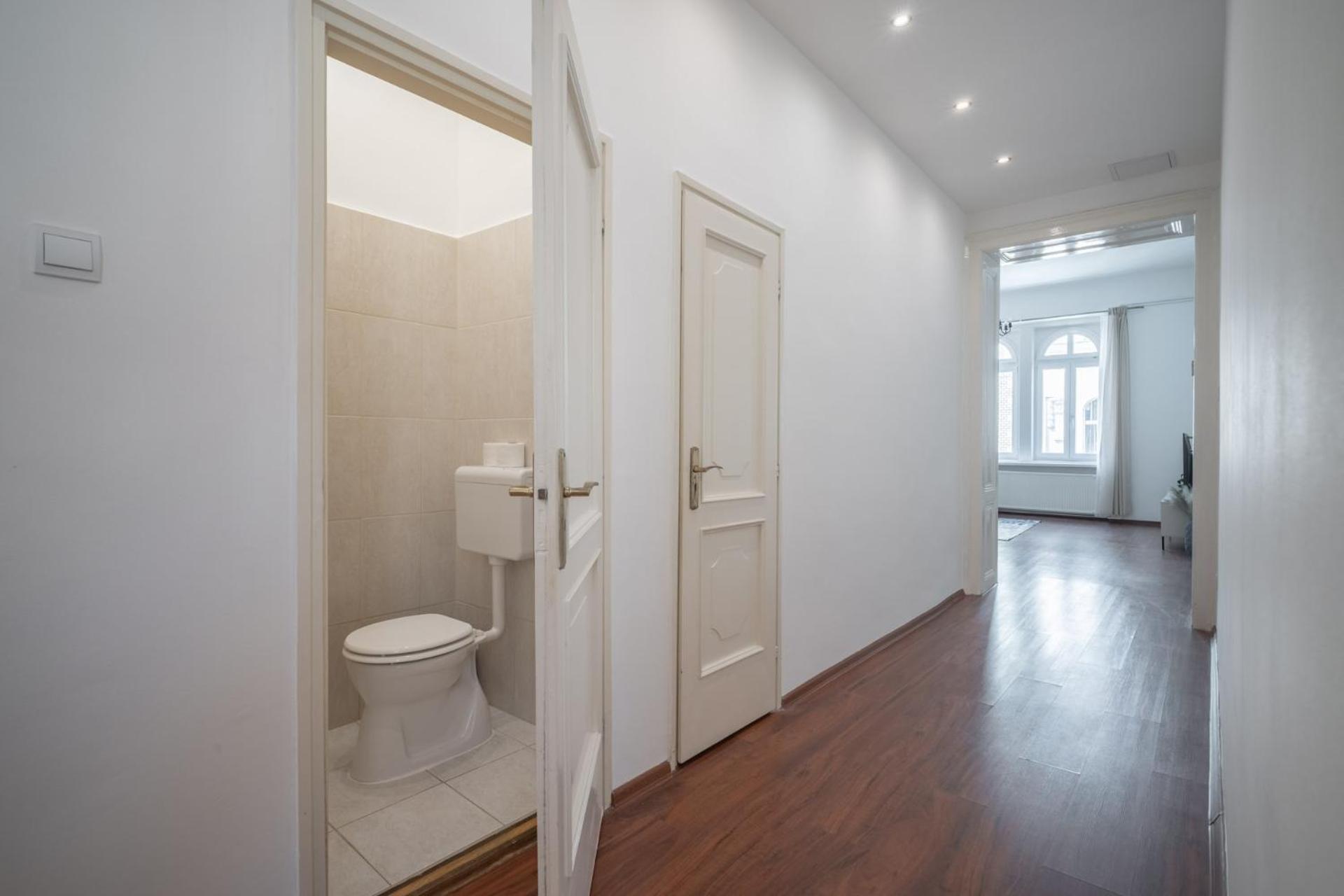 Deluxe and Cozy City Center Suite for 8PPL view 3