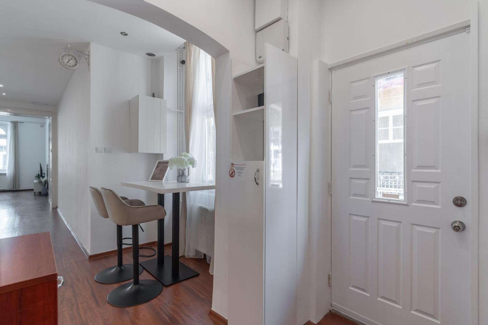 Deluxe and Cozy City Center Suite for 8PPL view 5