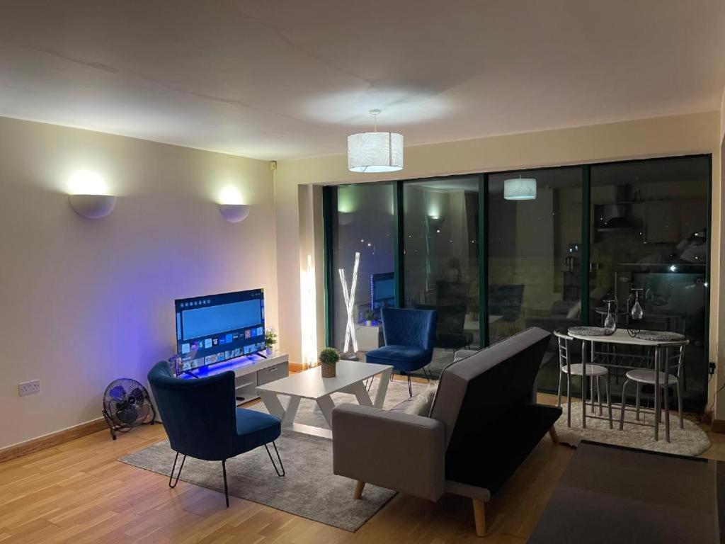2 bedrooms, 2 bathrooms Stunning Penthouse City View view 2