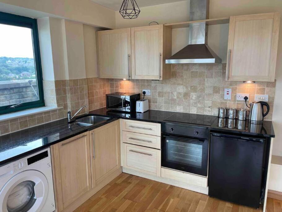 2 bedrooms, 2 bathrooms Stunning Penthouse City View view 3