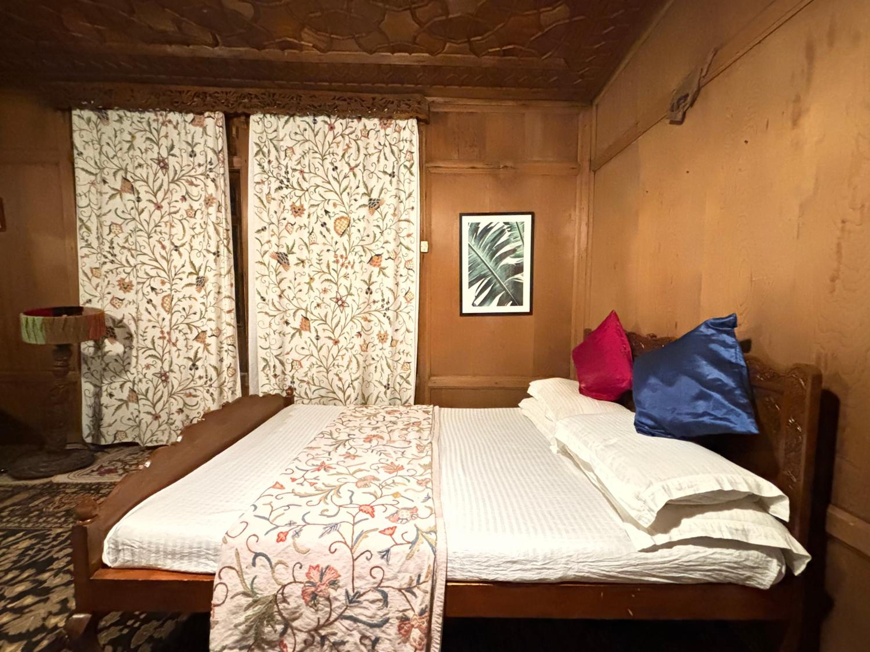OMAR KHAYYAM HOUSEBOAT Retreat view 5