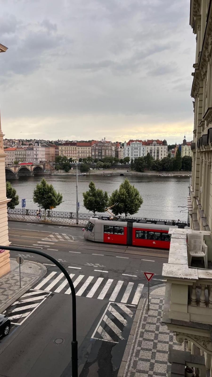 Comfortable and cosy apt a few steps from Dancing House and Naplavka Dance