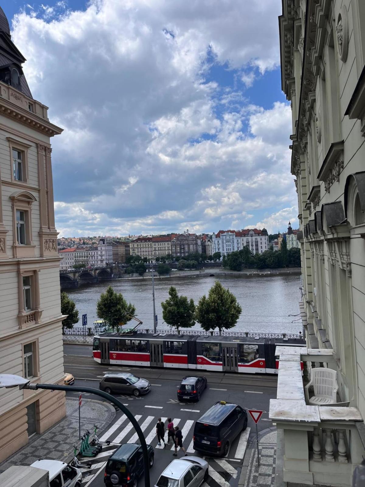 Comfortable and cosy apt a few steps from Dancing House and Naplavka Dance