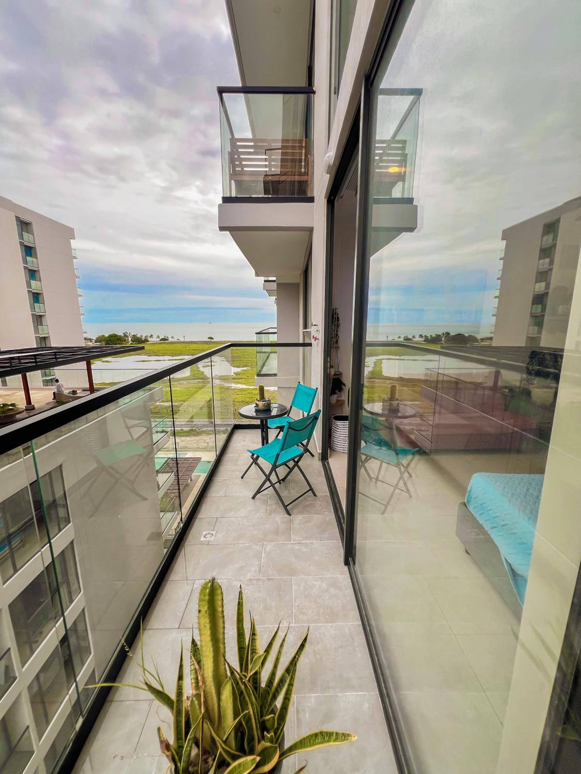 Moderna suite con balcon y hermosa vista al mar en pozos colorados