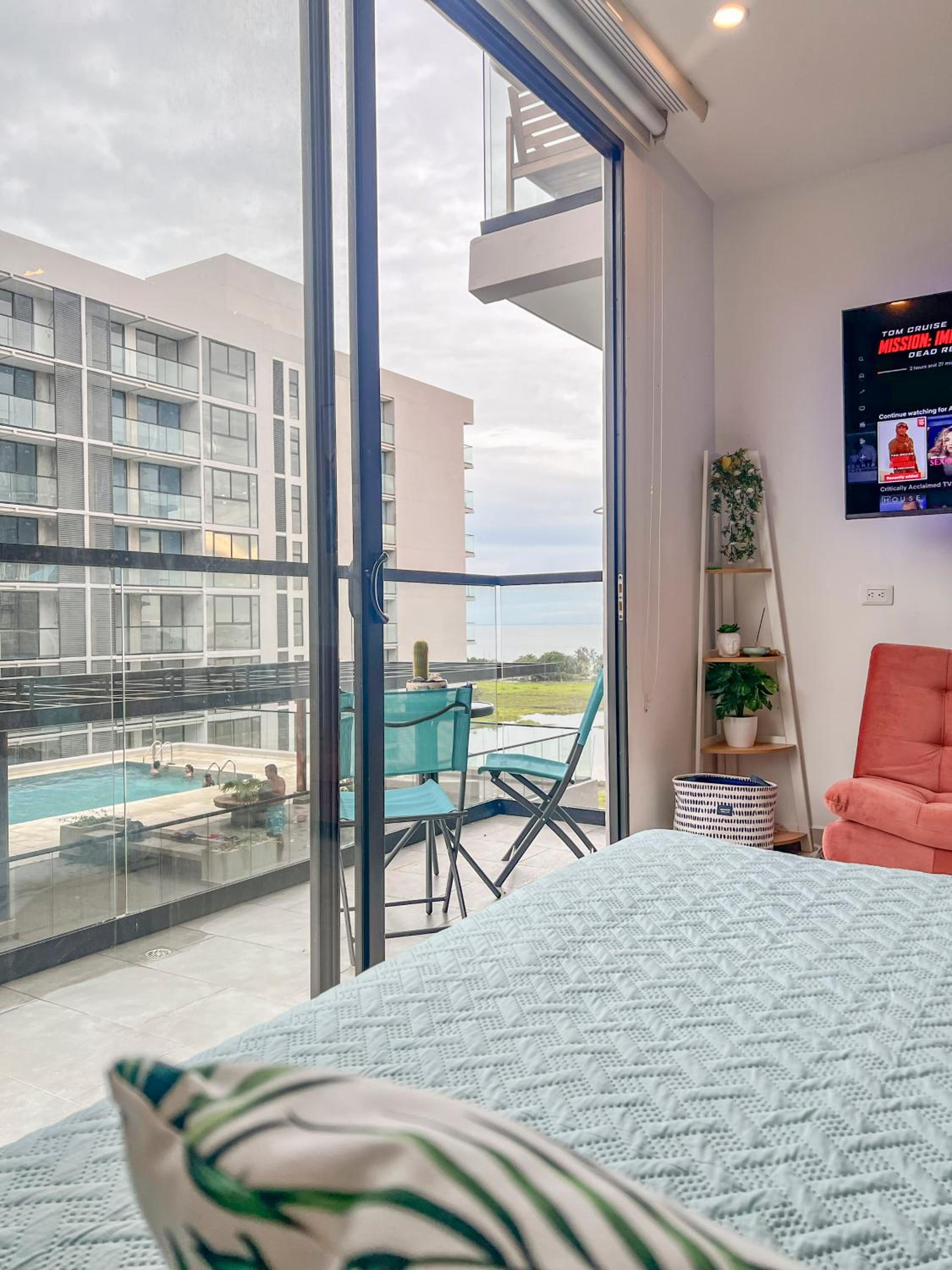 Moderna suite con balcon y hermosa vista al mar en pozos colorados