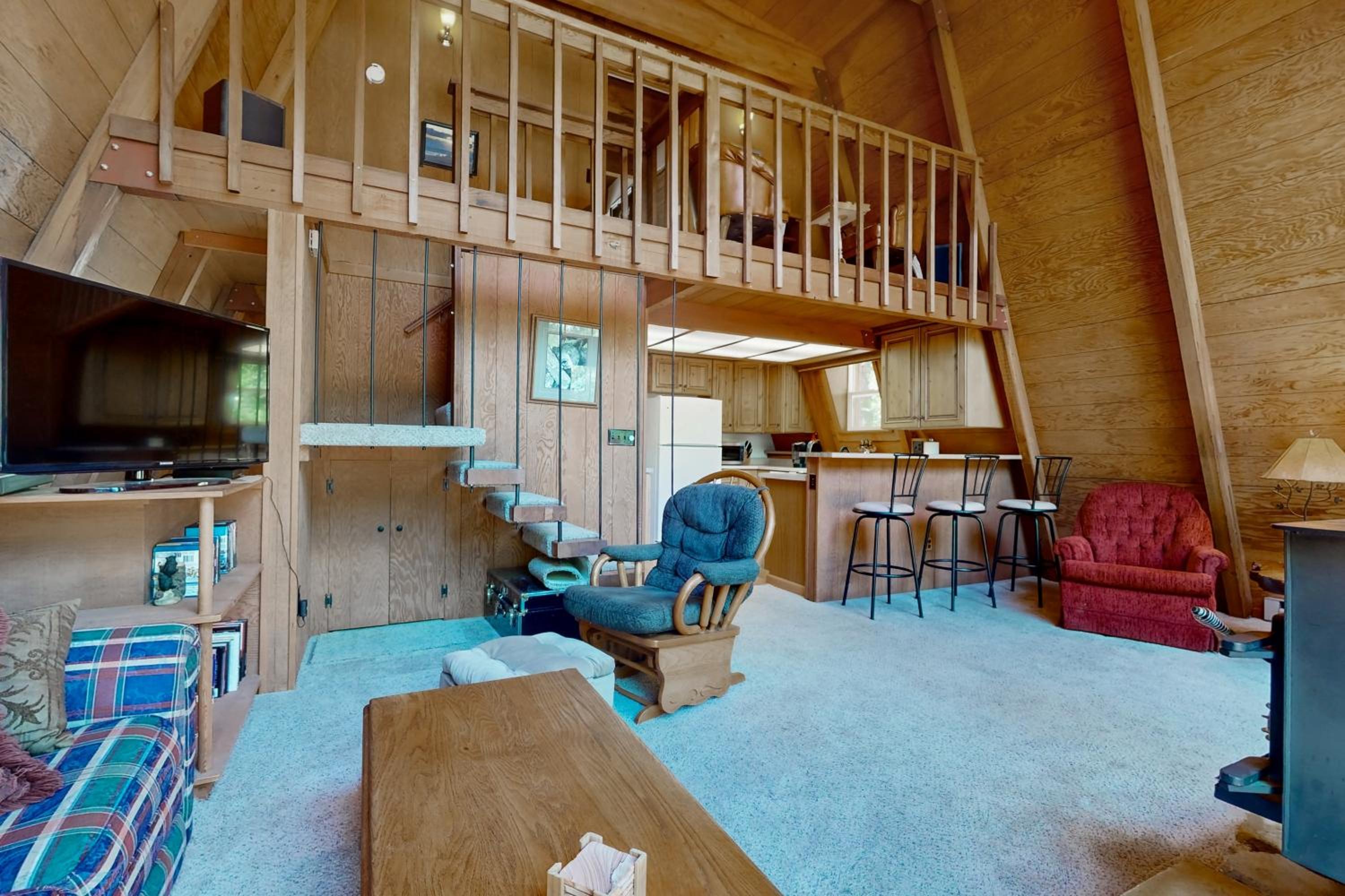 Sierra Nevada Hideaway Cabin with Deck, Mtn Views