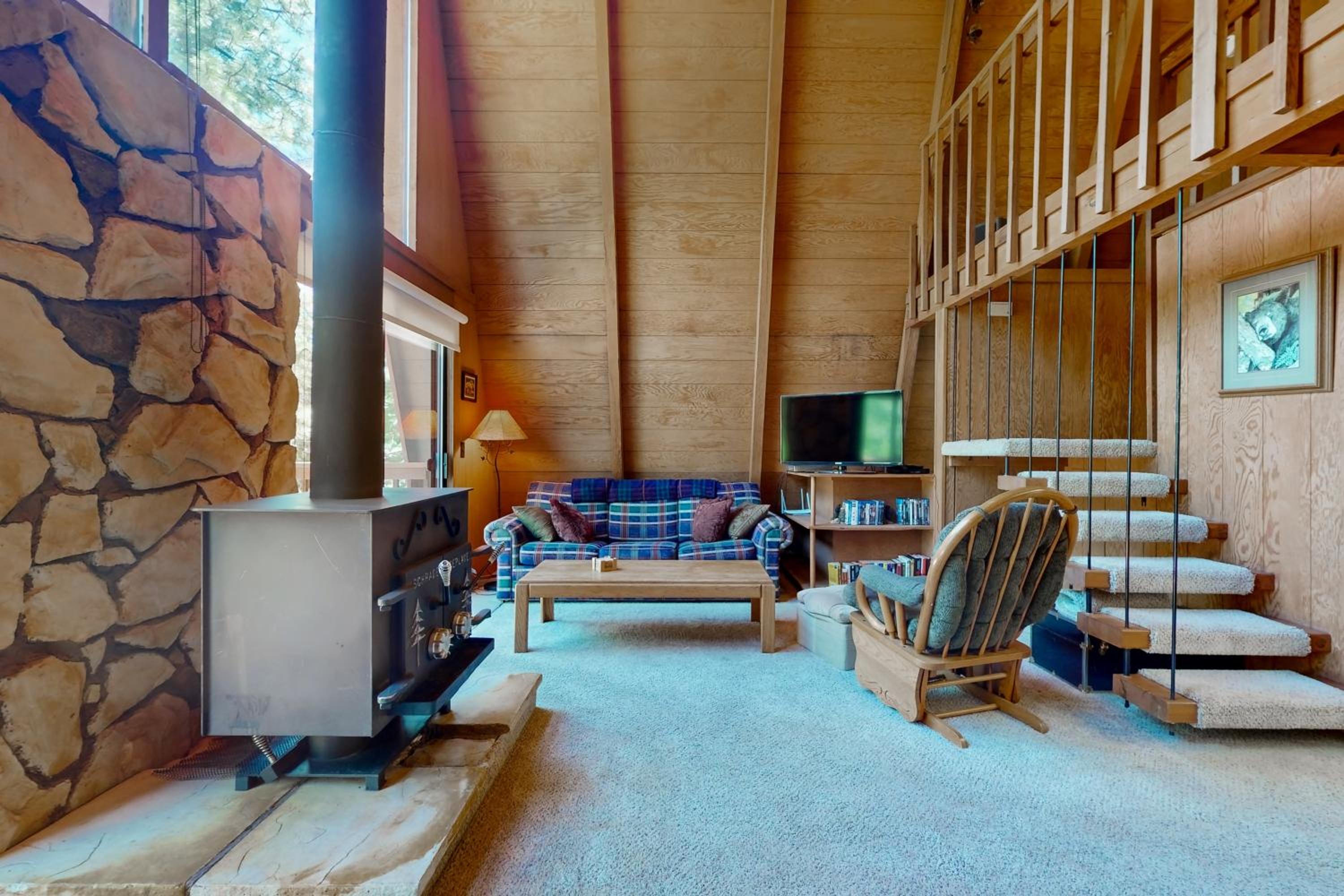 Sierra Nevada Hideaway Cabin with Deck, Mtn Views
