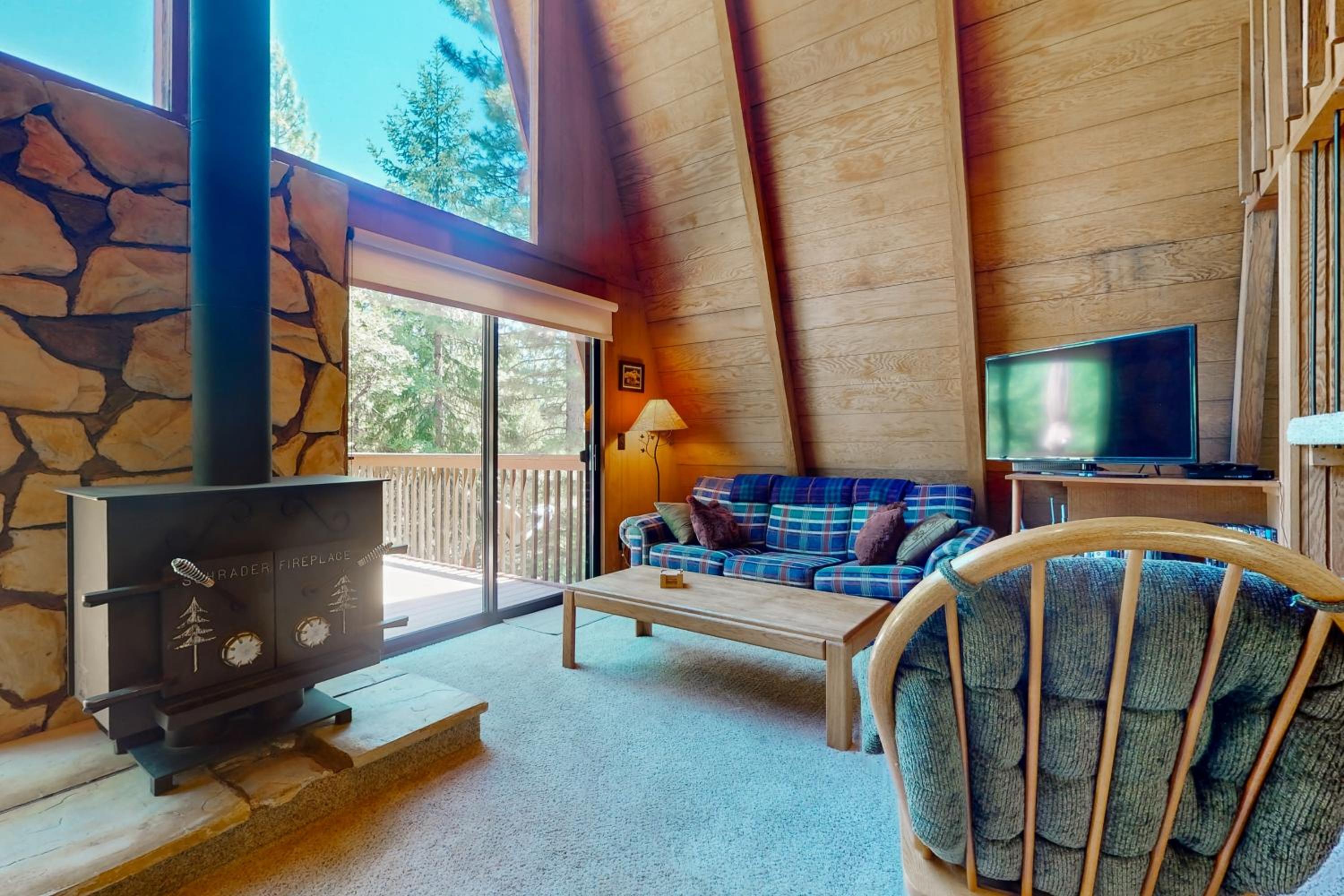 Sierra Nevada Hideaway Cabin with Deck, Mtn Views