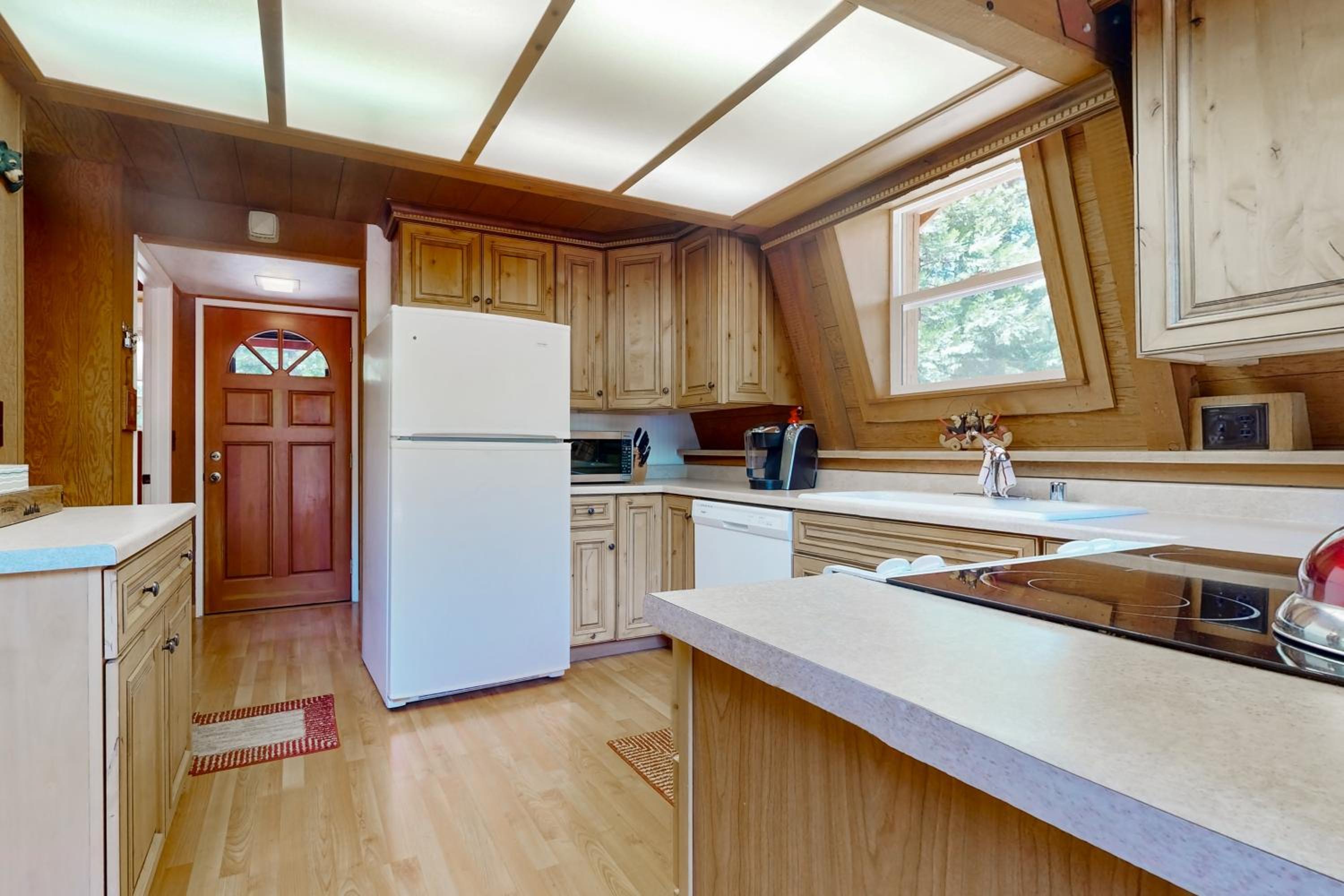 Sierra Nevada Hideaway Cabin with Deck, Mtn Views