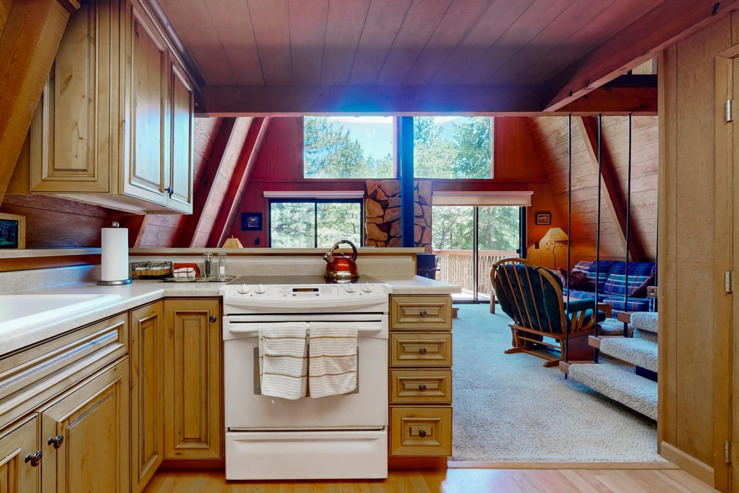 Sierra Nevada Hideaway Cabin with Deck, Mtn Views