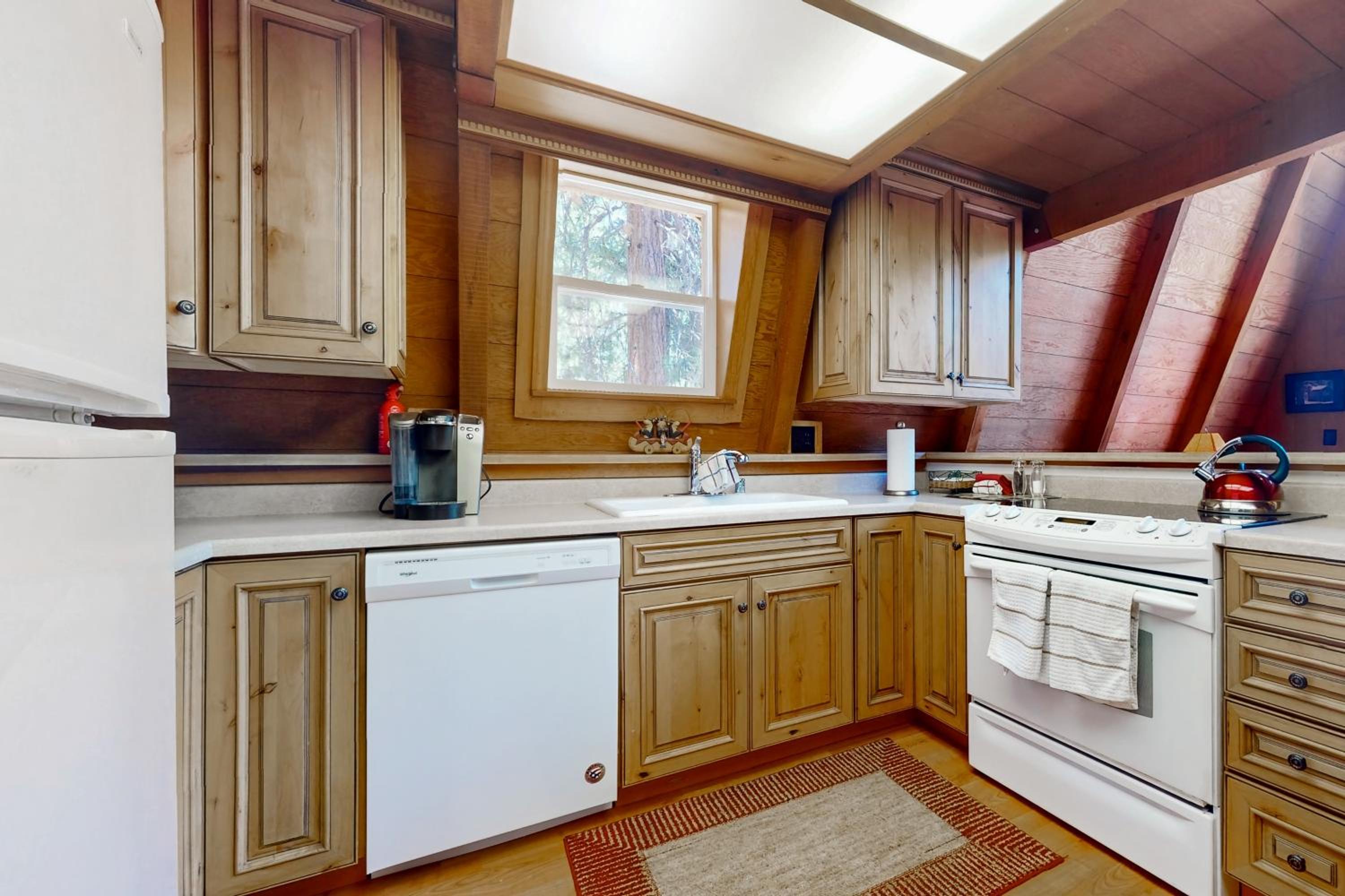 Sierra Nevada Hideaway Cabin with Deck, Mtn Views