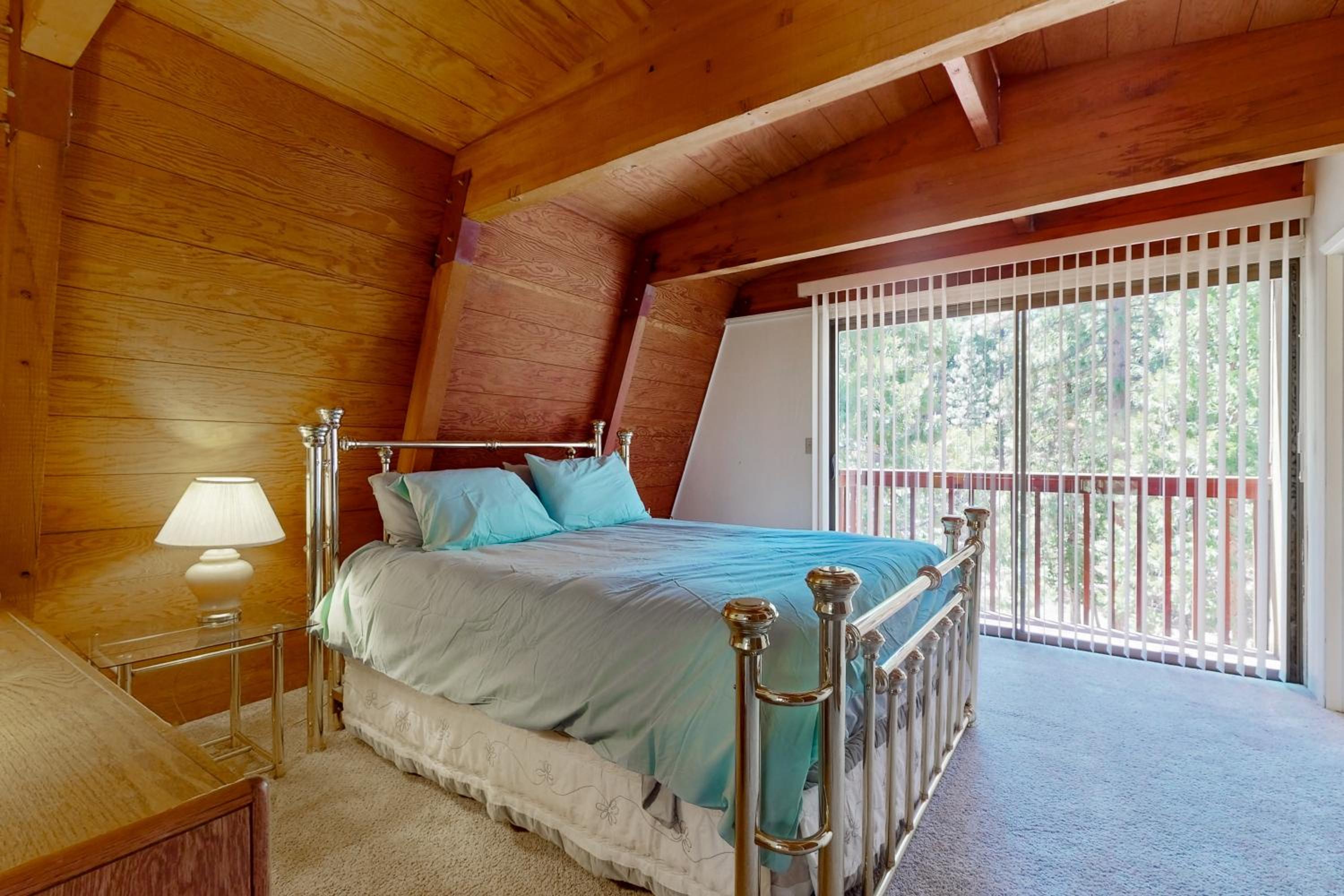 Sierra Nevada Hideaway Cabin with Deck, Mtn Views