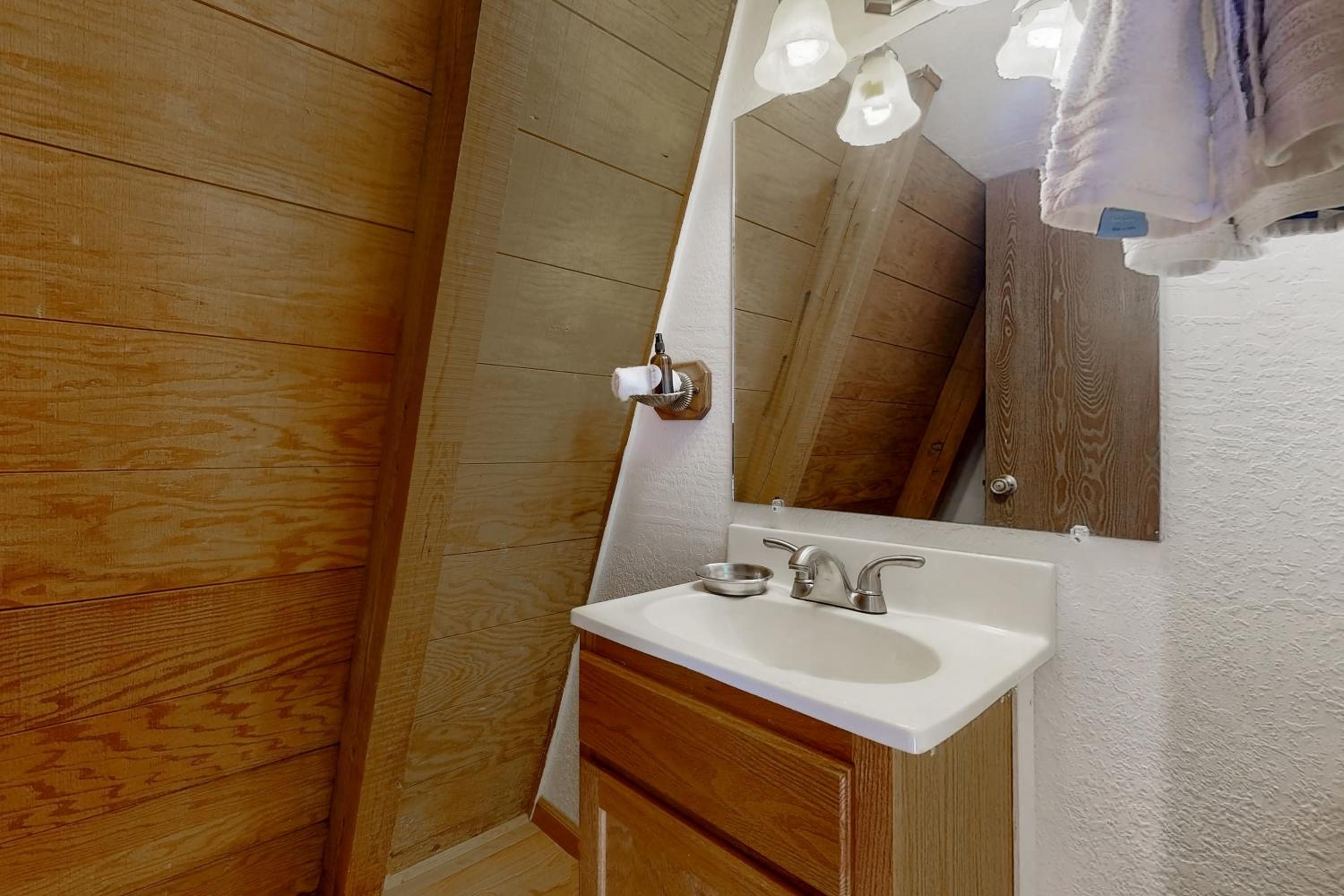 Sierra Nevada Hideaway Cabin with Deck, Mtn Views