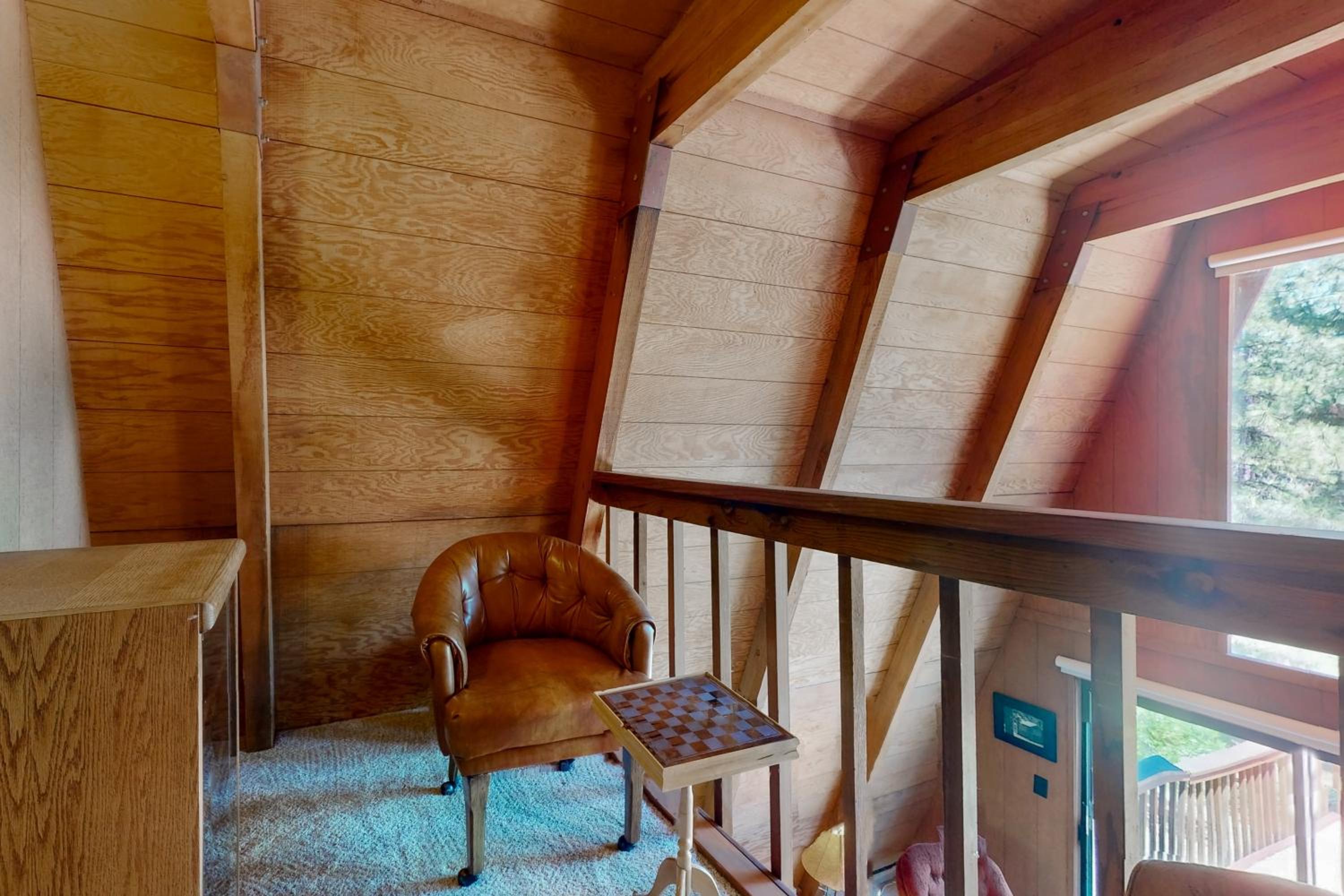 Sierra Nevada Hideaway Cabin with Deck, Mtn Views
