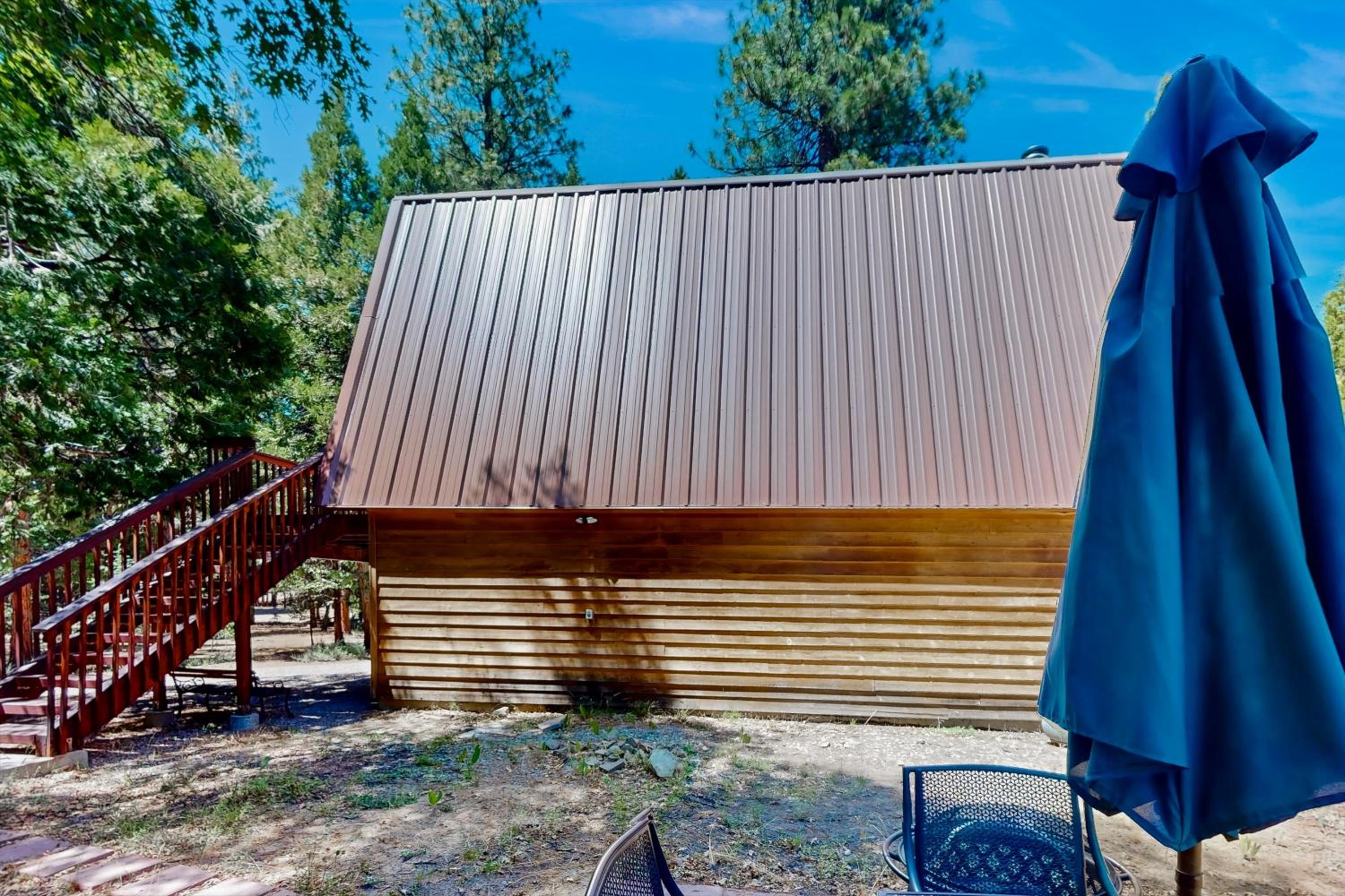 Sierra Nevada Hideaway Cabin with Deck, Mtn Views