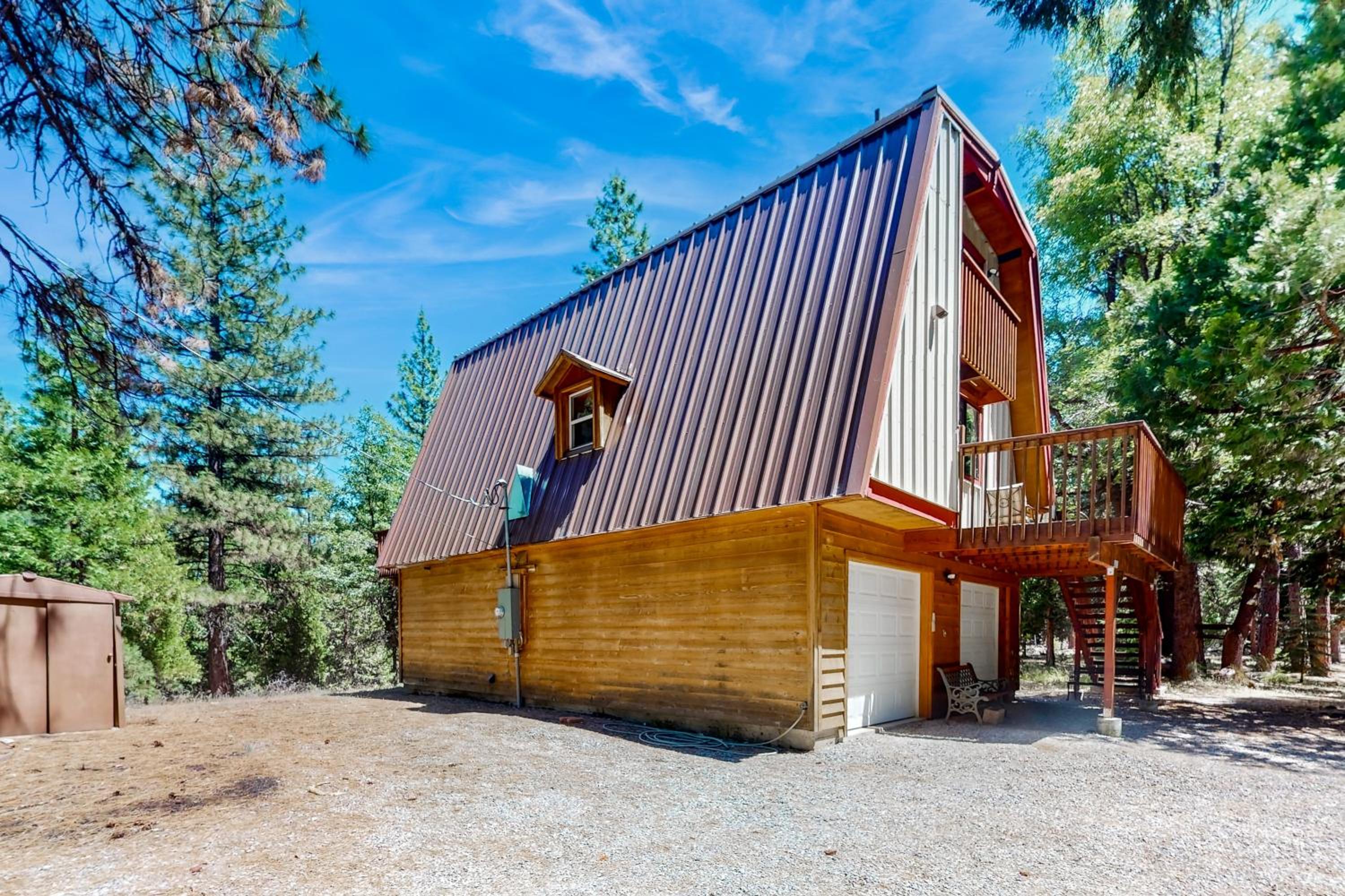 Sierra Nevada Hideaway Cabin with Deck, Mtn Views