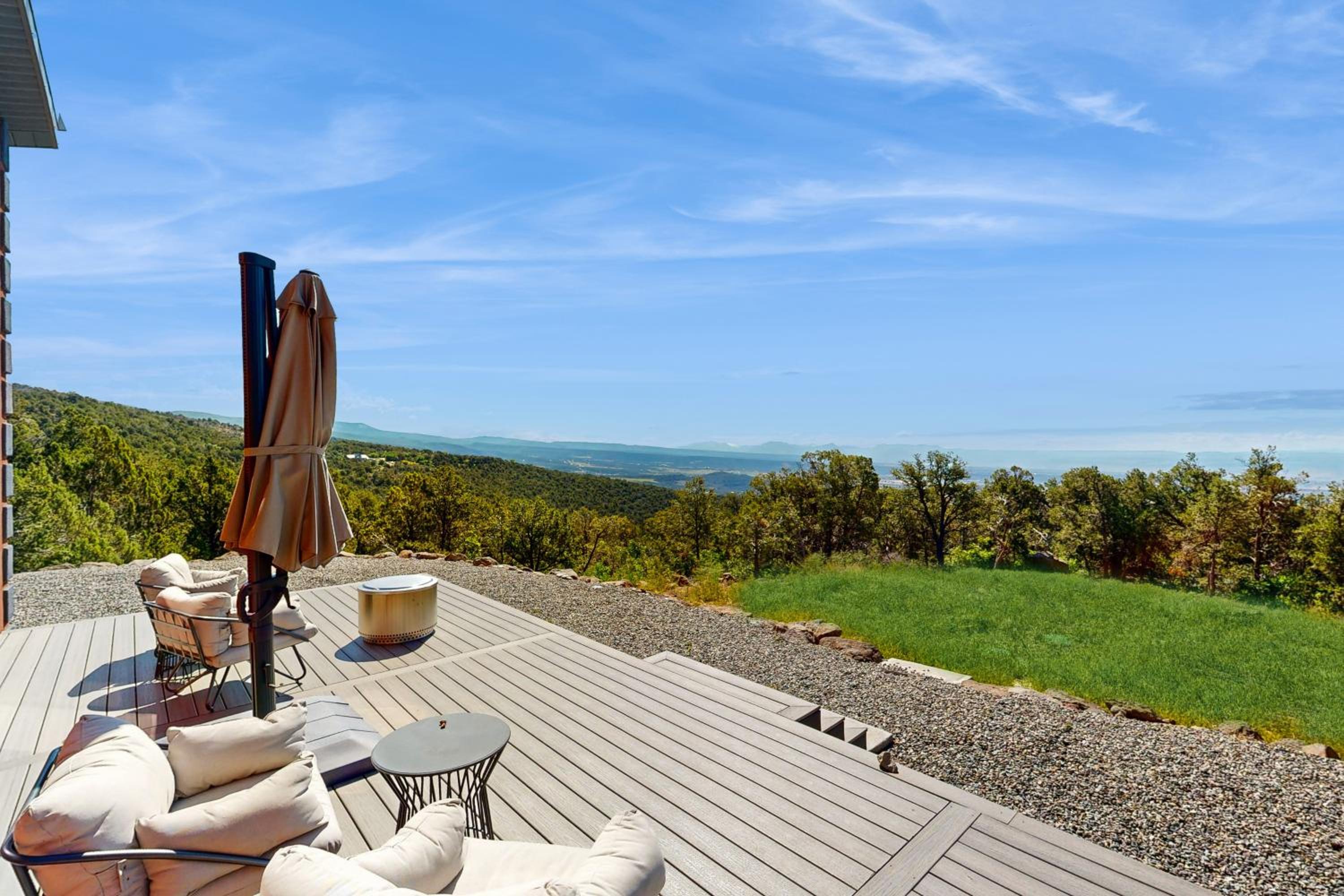 Mountain Retreat with Panoramic Views, Fire Pit