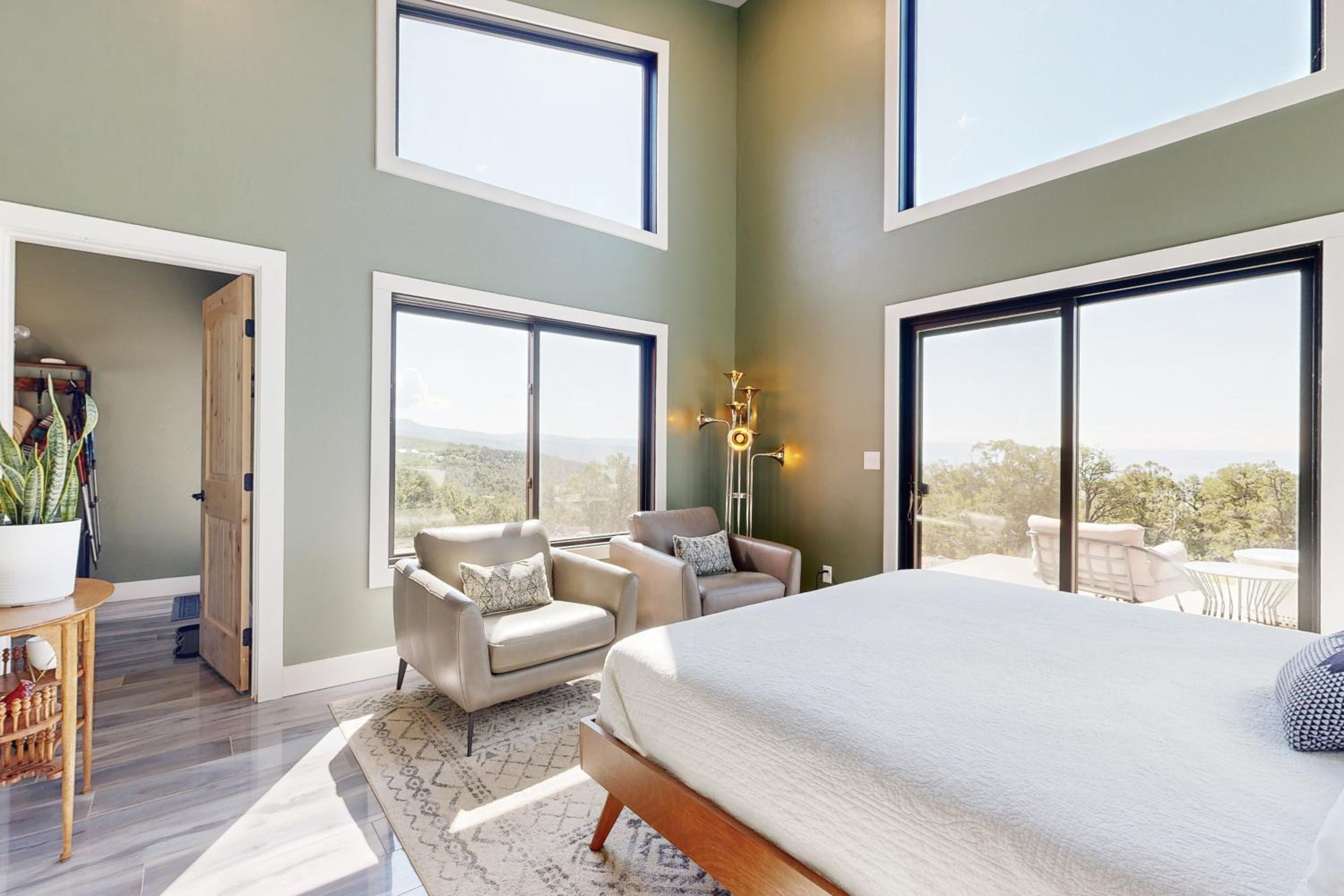 Mountain Retreat with Panoramic Views, Fire Pit
