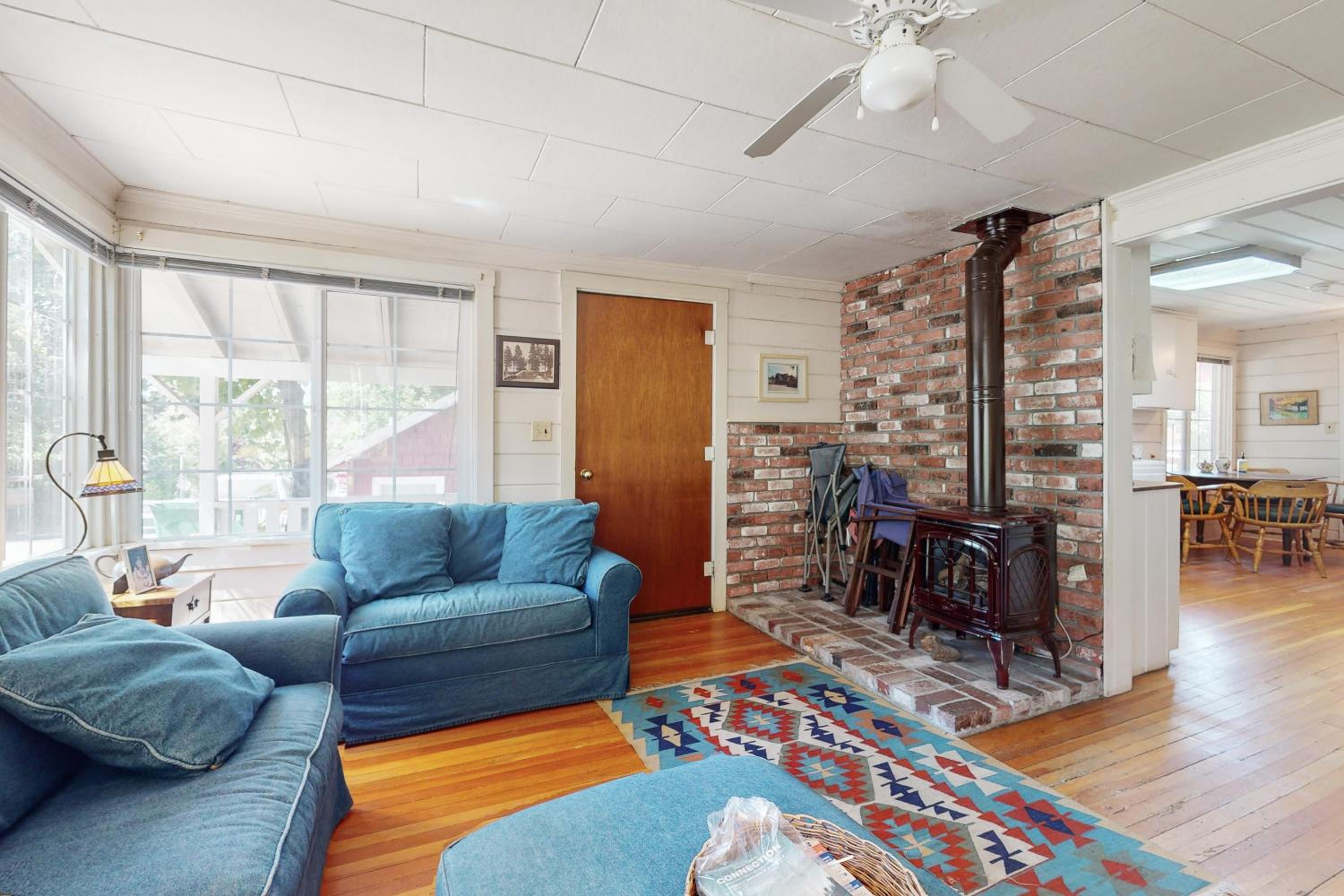 1BR Vintage Cottage, Dog-Friendly, Walk to Town