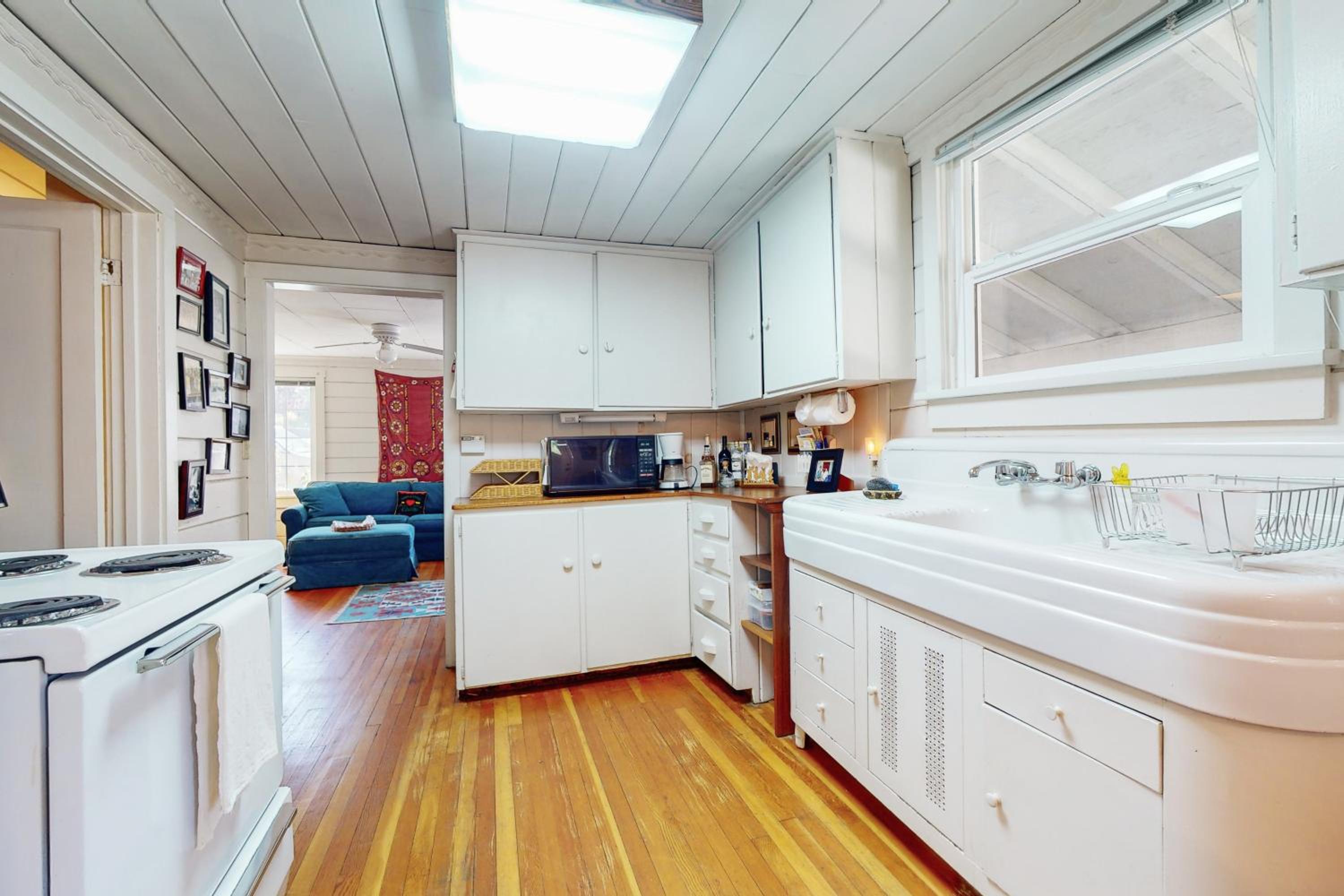 1BR Vintage Cottage, Dog-Friendly, Walk to Town