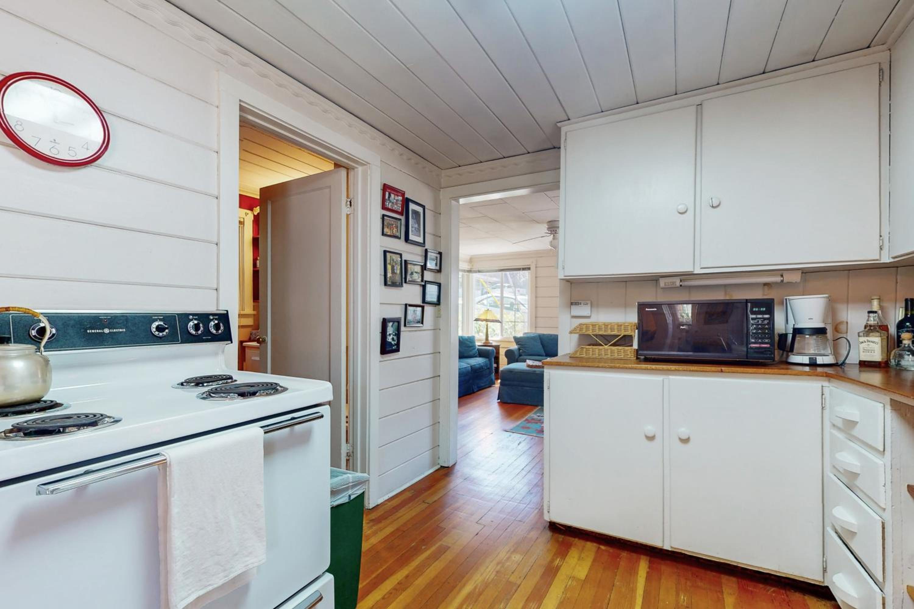 1BR Vintage Cottage, Dog-Friendly, Walk to Town