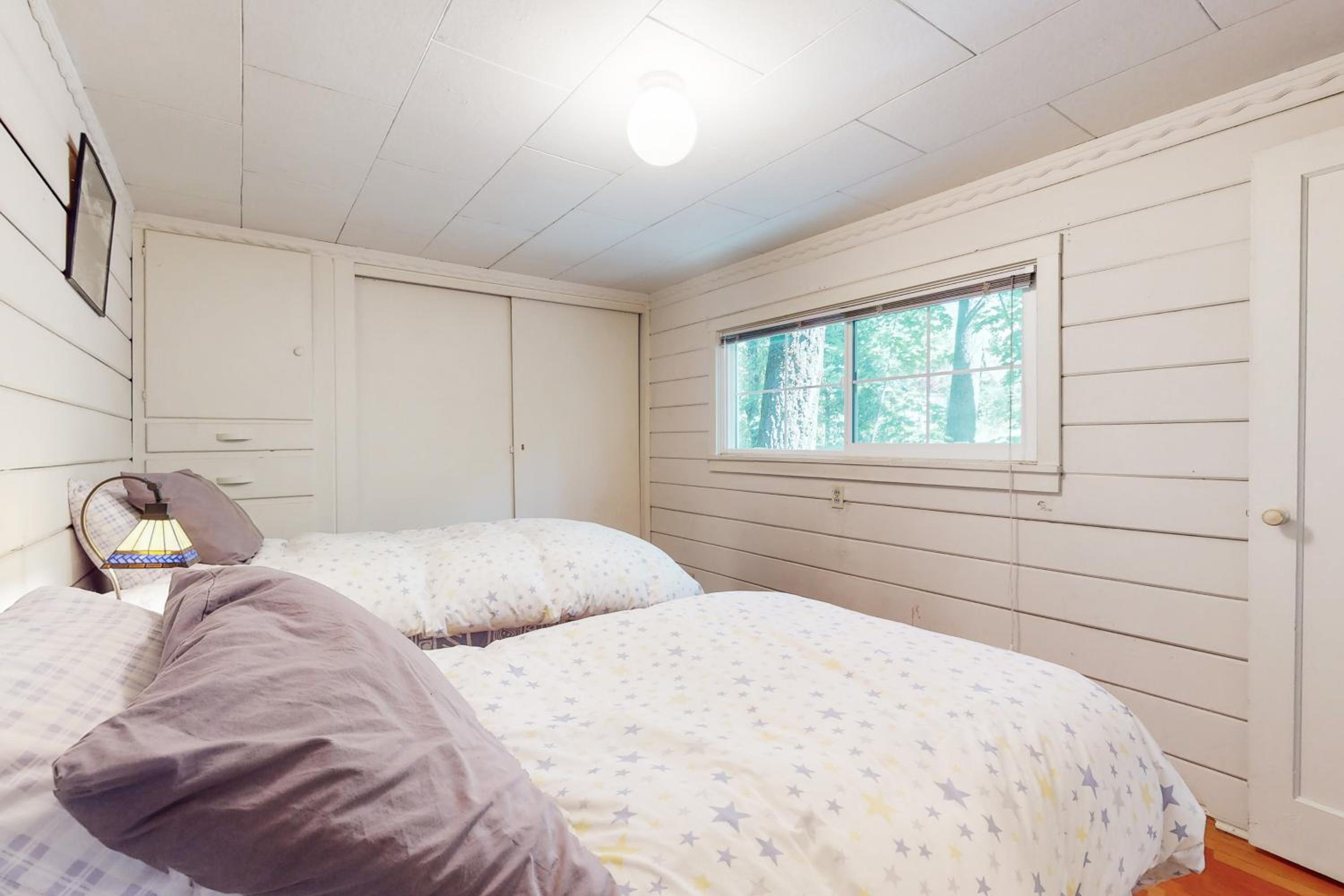 1BR Vintage Cottage, Dog-Friendly, Walk to Town